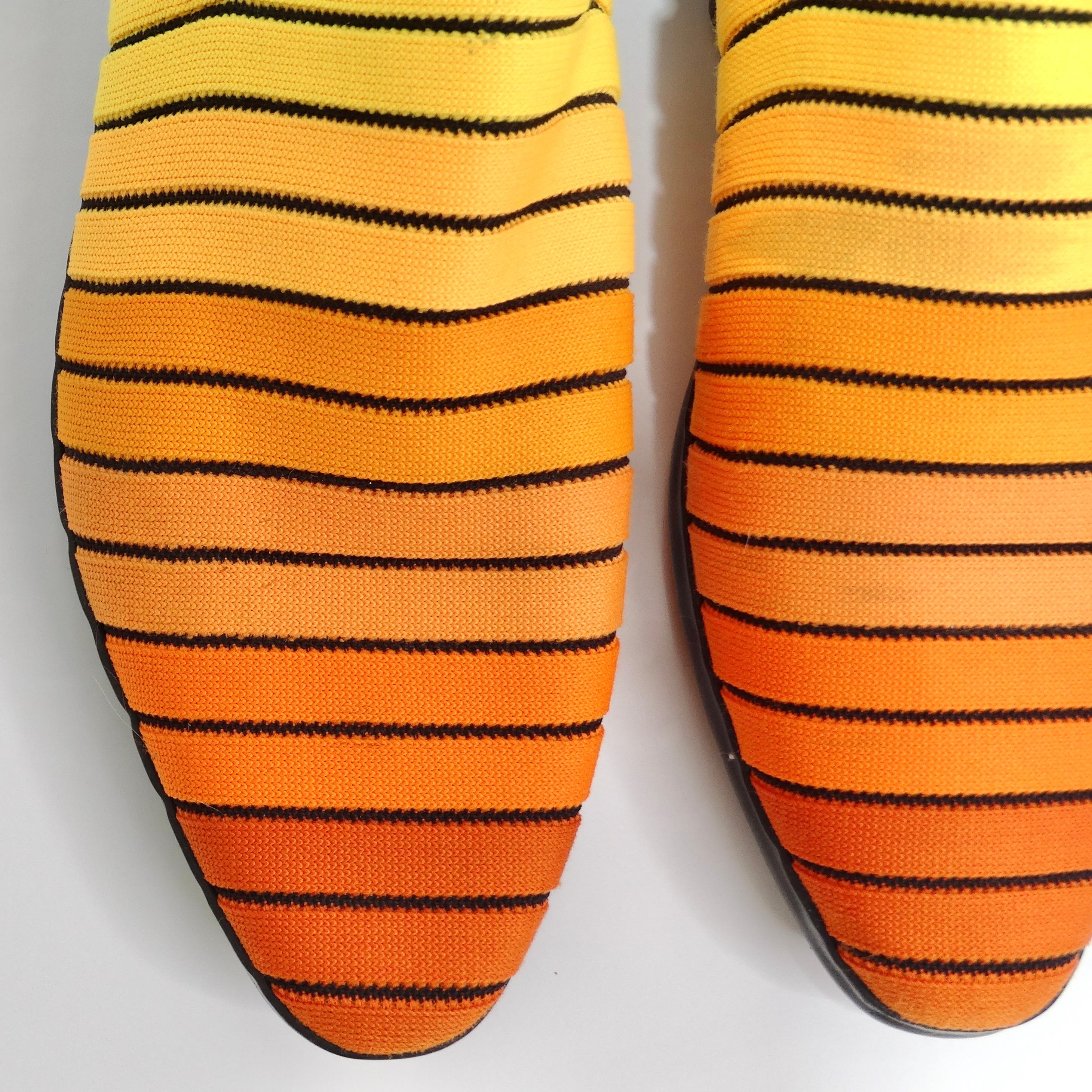 Voici les chaussures plates orange dégradées Issey Miyake de la collection emblématique Pleats Please. Ces superbes chaussures à enfiler datant du début des années 2000 présentent un motif dégradé unique en tricot qui passe d'un jaune profond à un