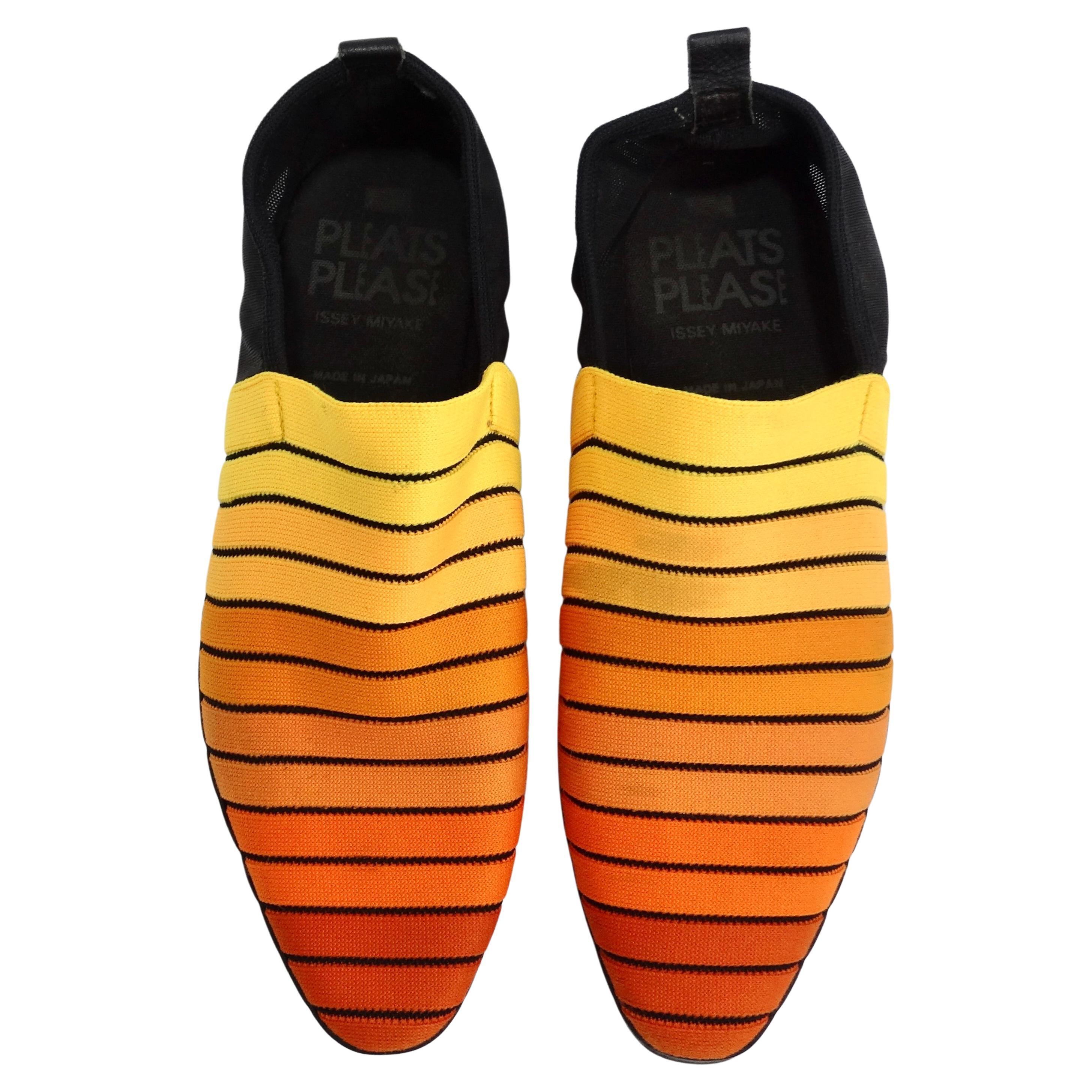 Issey Miyake - Chaussures orange dégradées en vente