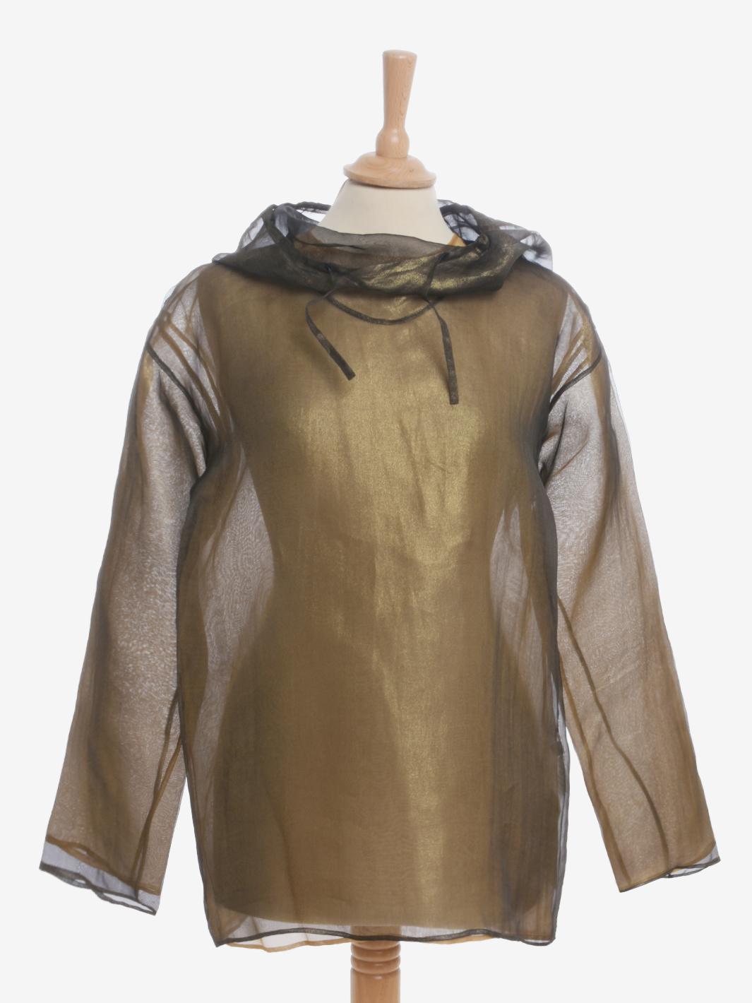 La blouse en organza d'Issey Miyake est un vêtement rare de Miyake composé d'une superposition de deux vêtements en organza : l'un doré et l'autre noir avec des inserts dorés. Elle est dotée d'un col haut et d'une capuche pointue réglable avec des