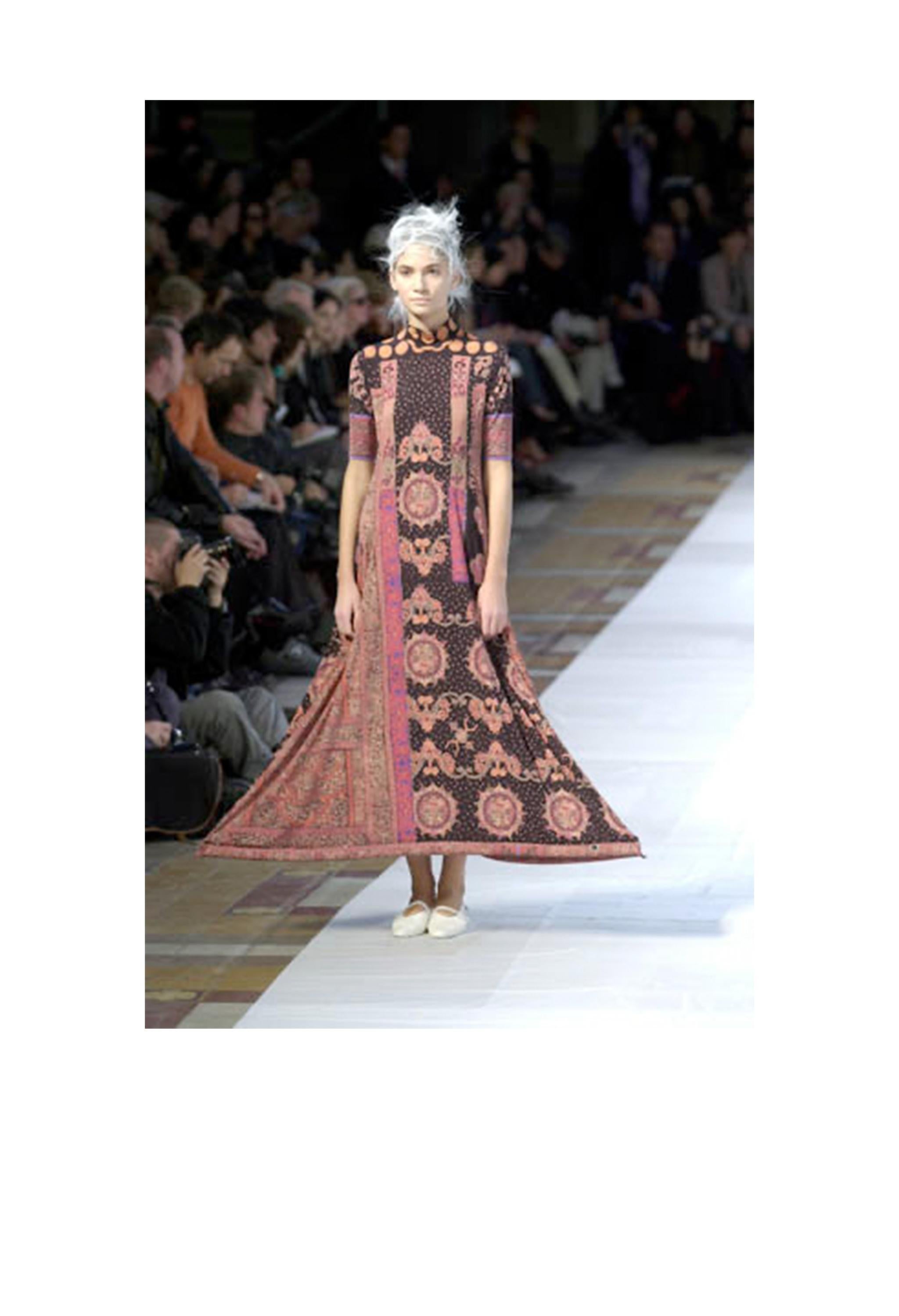 Resurrection Vintage è entusiasta di presentare un abito vintage con orlo gonfiabile di Issey Miyake dell'iconica collezione del 2001, caratterizzato da una dinamica stampa paisley e a pois, maniche lunghe, corpo a trapezio, aste di schiuma