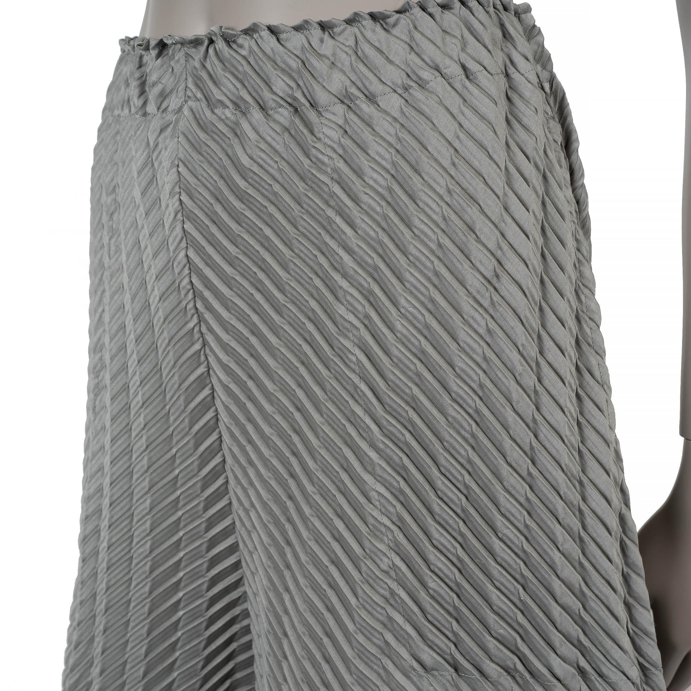 ISSEY MIYAKE pale sage polyester 2023 PLEATED WIDE LEG Pants 2 M In condizioni ottime in vendita a Zürich, CH