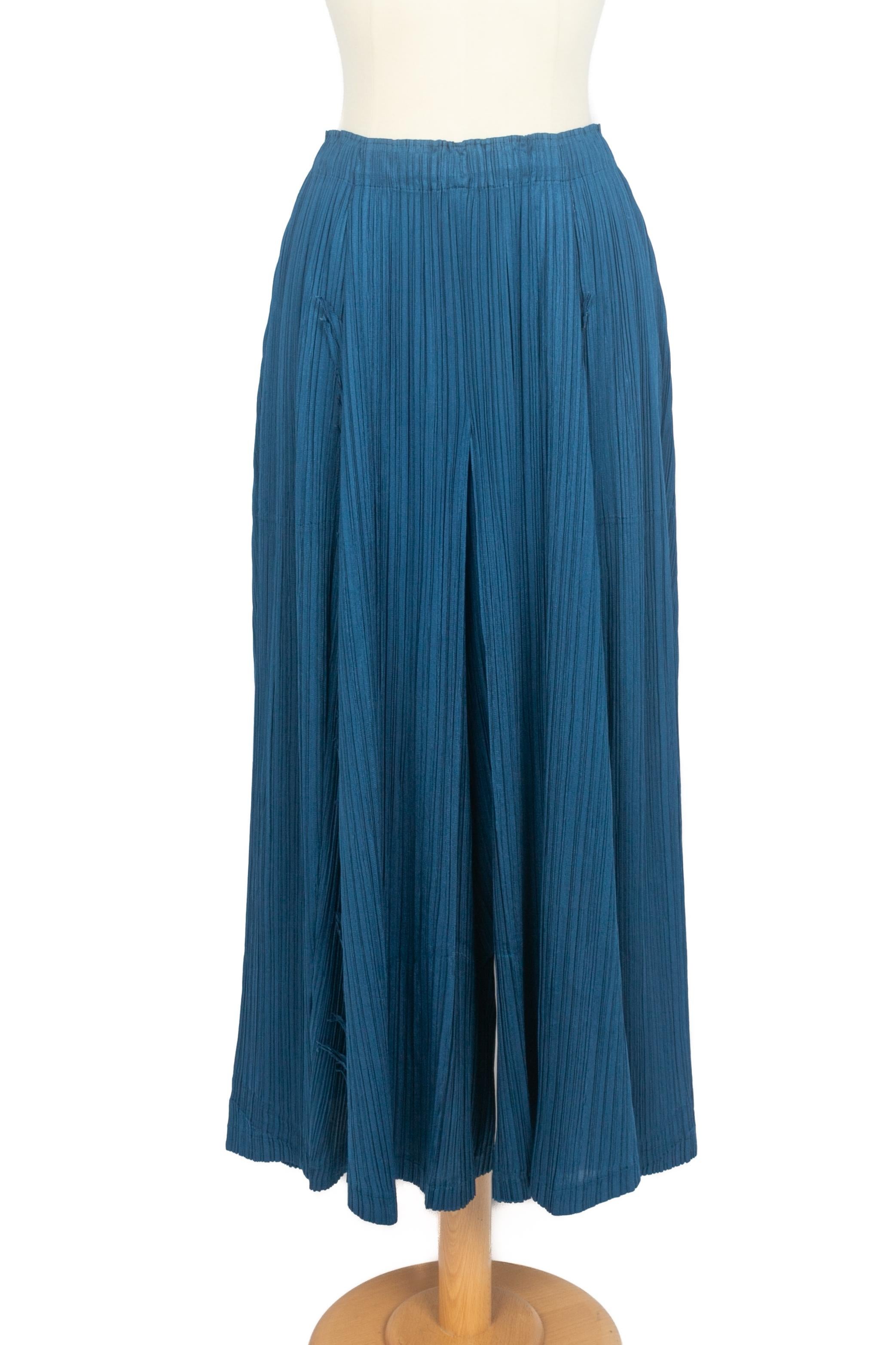 ISSEY MIYAKE - (Fabricado en Japón) Pantalón corto azul 