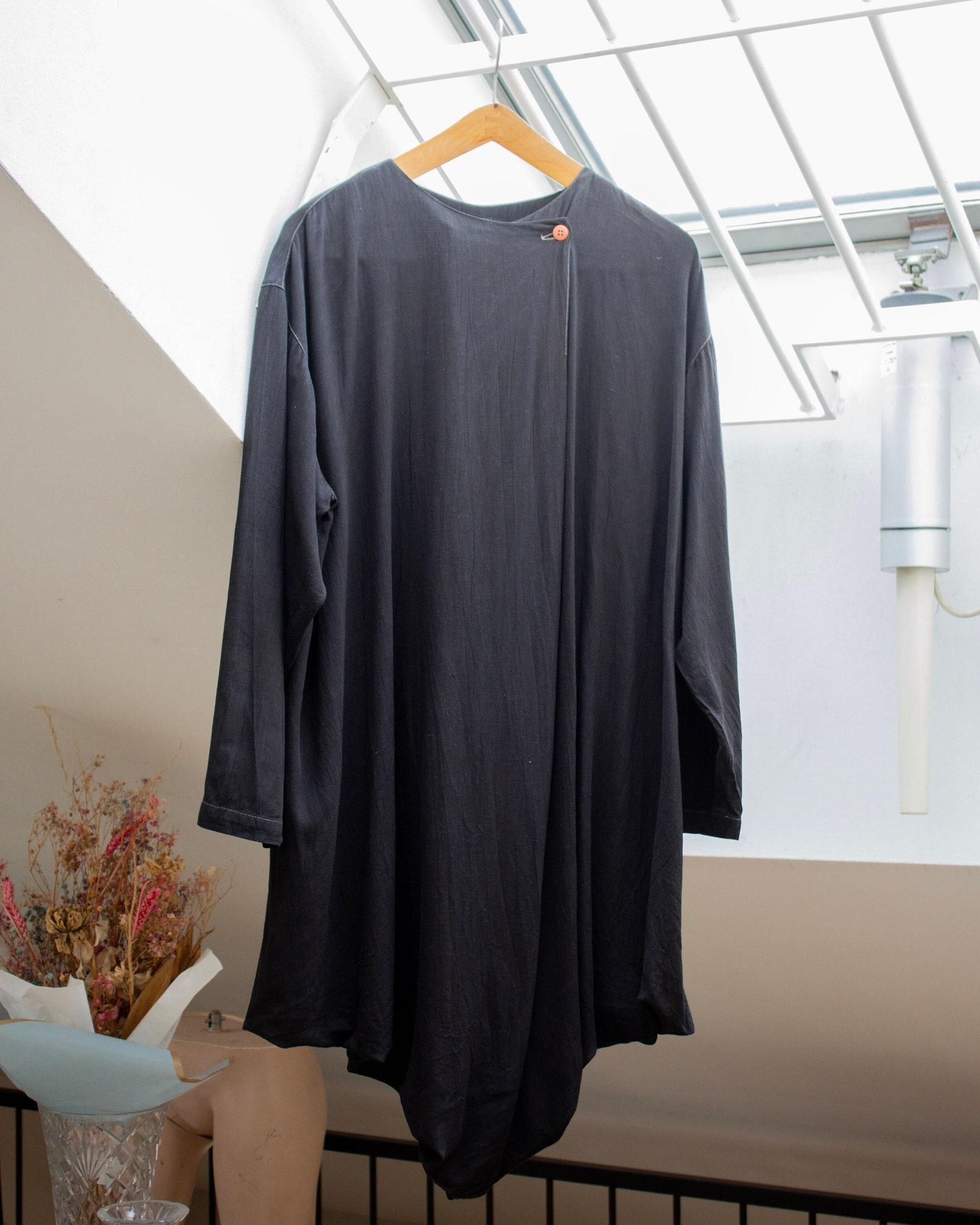 Issey Miyake Permanente 1980's black mud cotton and linen cocoon draped Haori style duster coat made in Japan (M)
Buttons neck closure 
Unlined 
No pockets 
Cotton and linen 
Made in Japan
Size M, check the measurements below
Very good vintage
