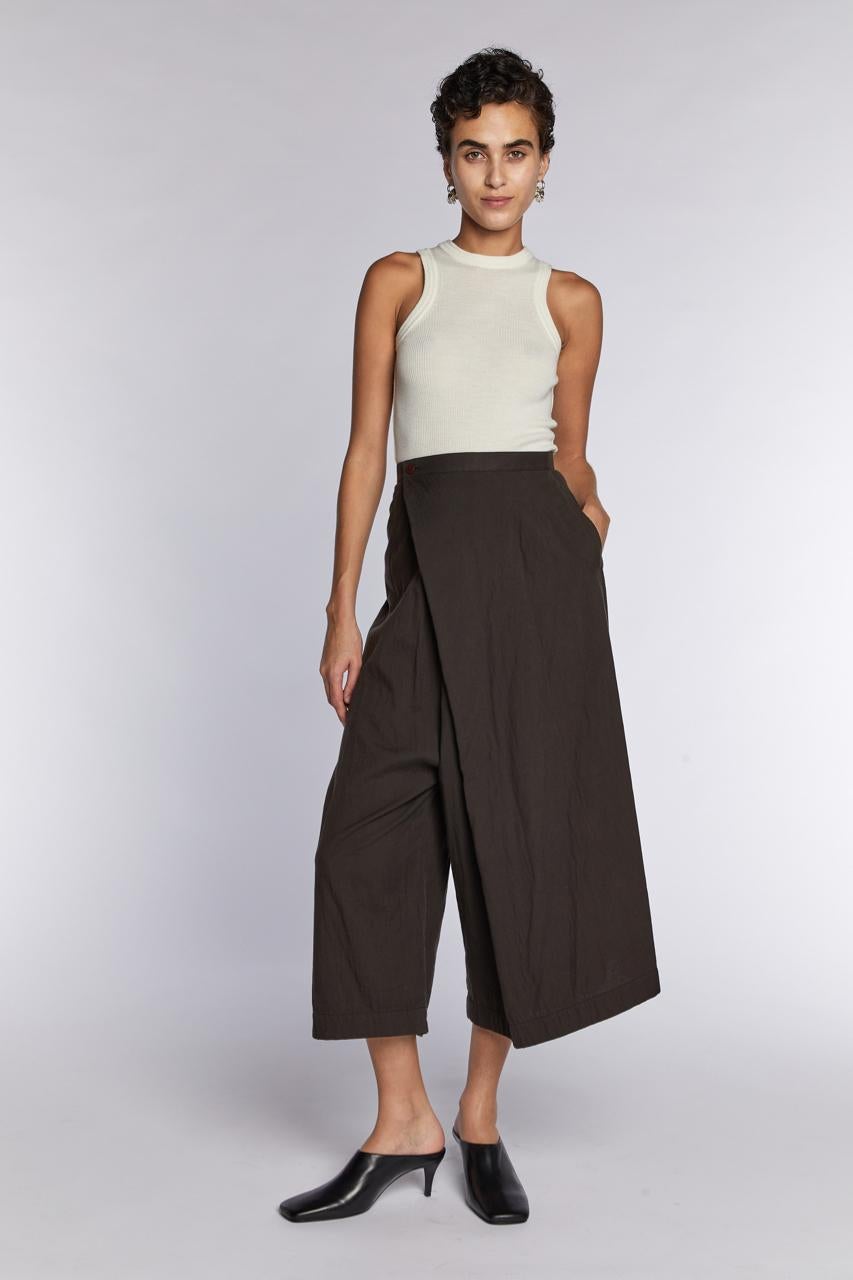 - 1980s collection by Issey Miyake

- Sold by Mae Vintage London 

- Permenante Label soft cotton high waited trouser with side wrap detail

- Excellent condition 


