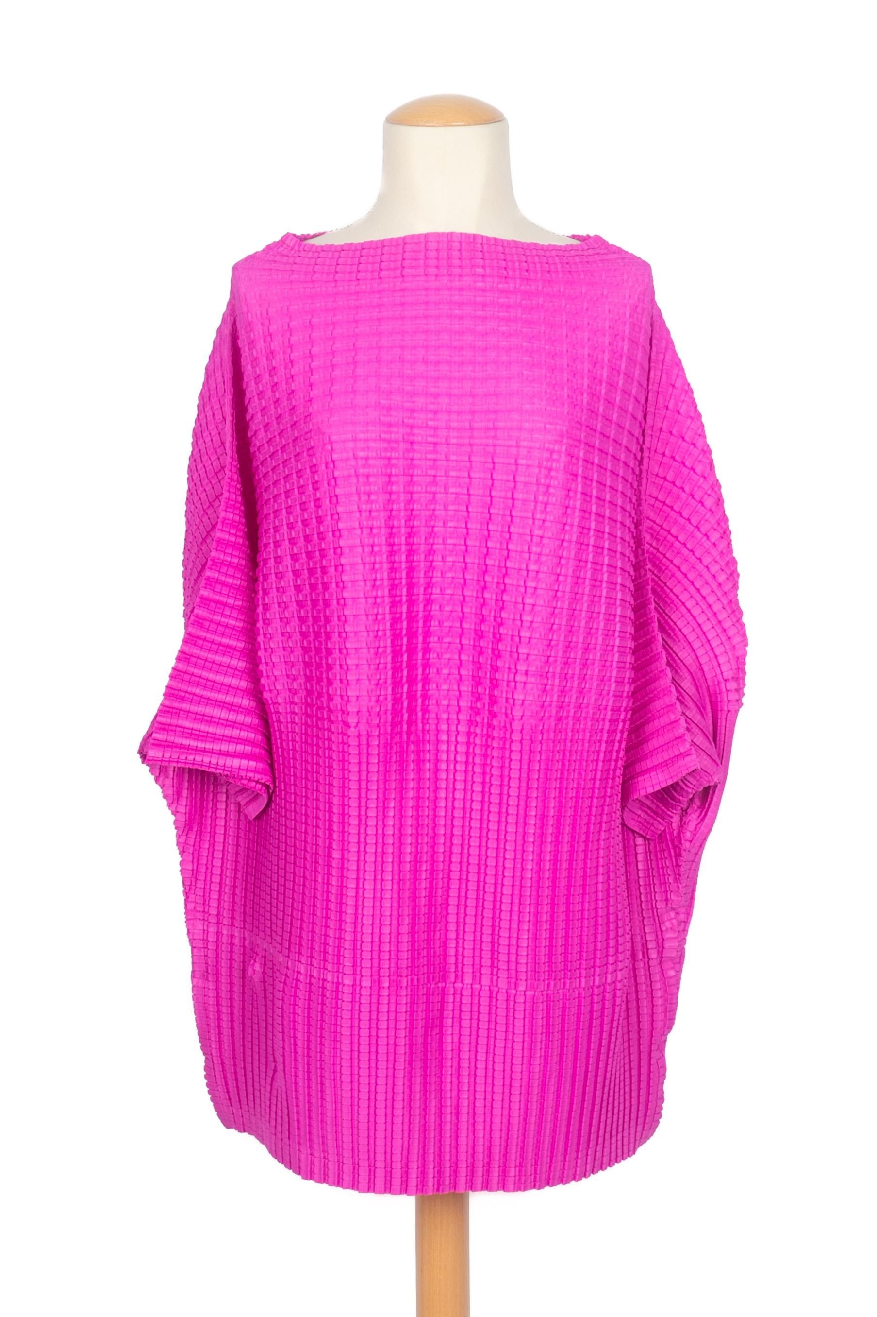 ISSEY MIYAKE - (Made in Japan) Robe sans manches à plis roses. Taille 3. Collection S vers 2008.

Condit :
Très bon état.

Dimensions :
Poitrine : 58 cm - Longueur : environ 100 cm

SKU:VR577