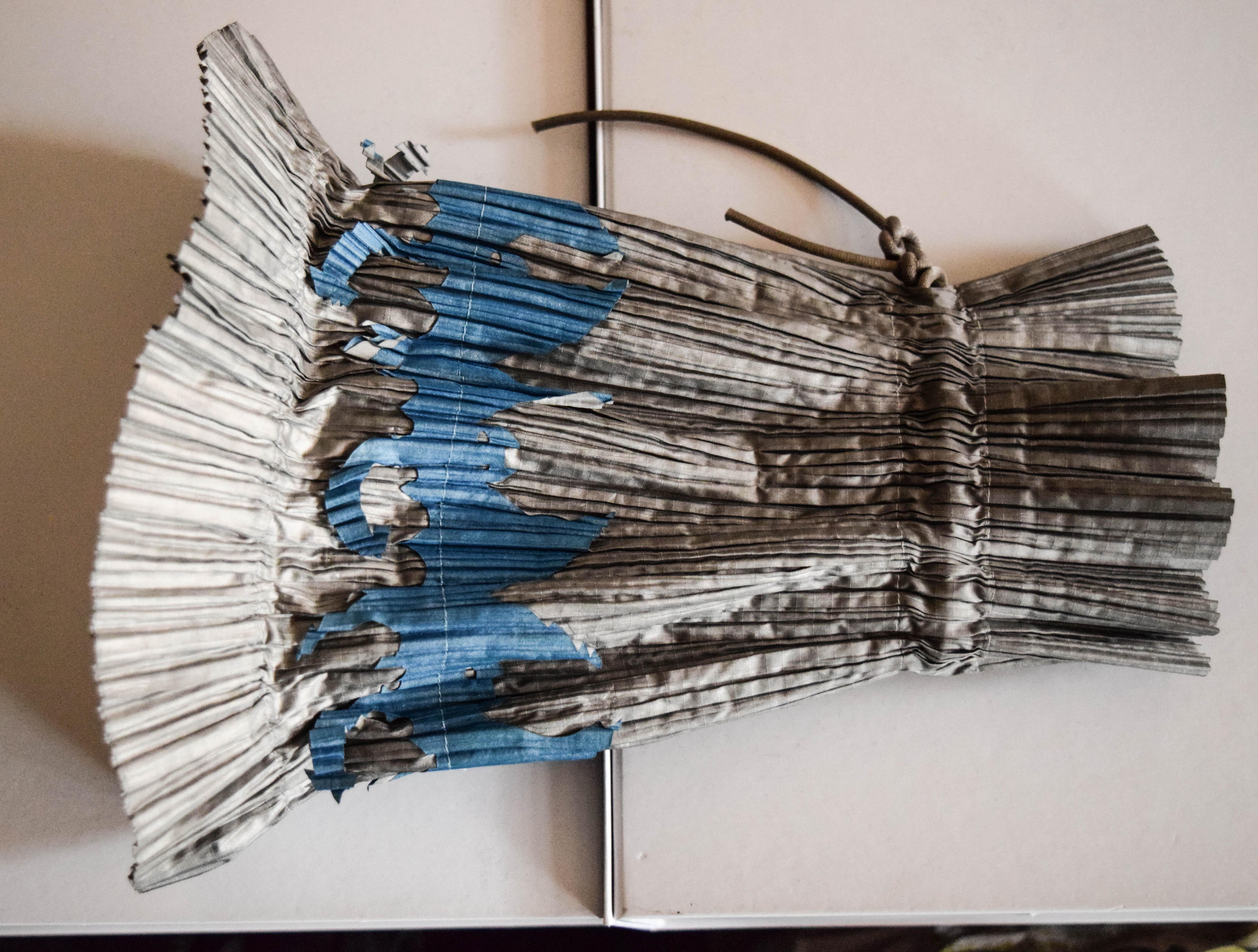 Issey Miyake Please Pleats insolita e rara borsa con cordoncino.
Si tratta di un esemplare raro e molto bello, nuovo e senza 
etichette in ottime condizioni.
Giappone
Dimensioni Fondo 8