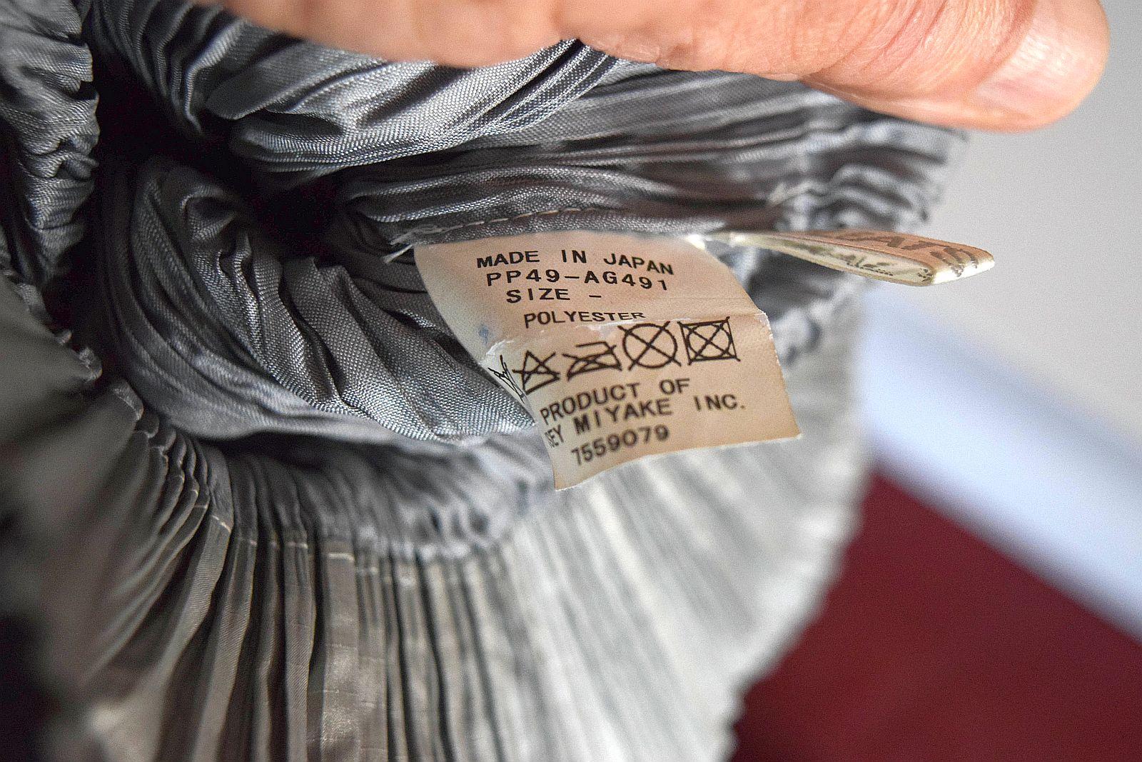 Donna Issey Miyake Please Pleats insolita e  borsa con cordoncino nuova di zecca senza etichette in vendita