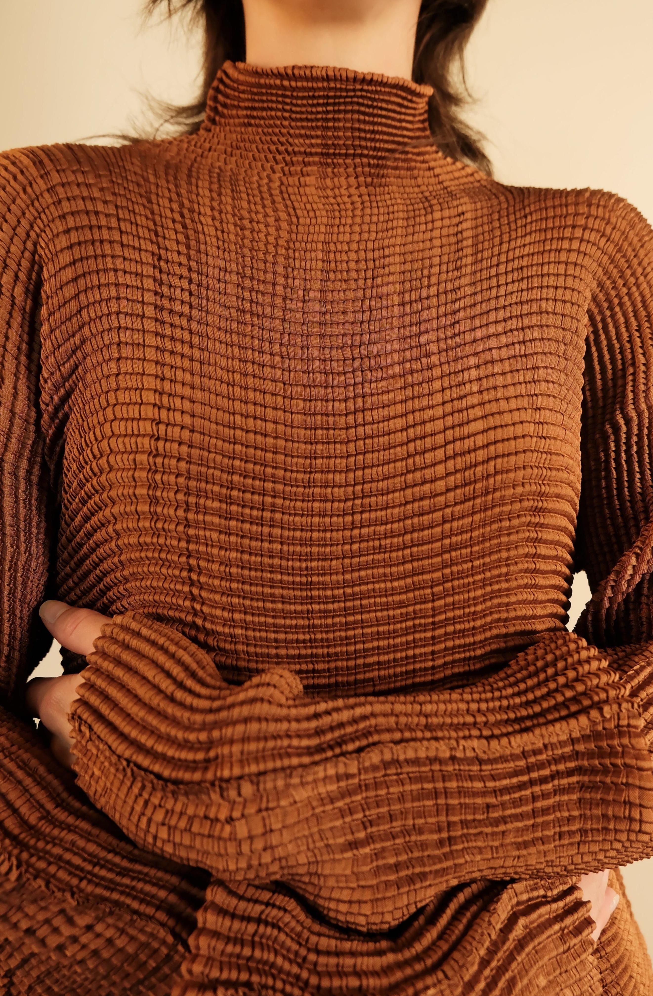 ISSEY MIYAKE Pleated Copper Turtleneck Tunic In Good Condition For Sale In Morongo Valley, CA