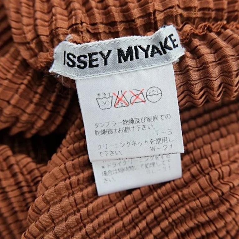 Issey Miyake - Tunique à col roulé en cuivre plissé Pour femmes en vente