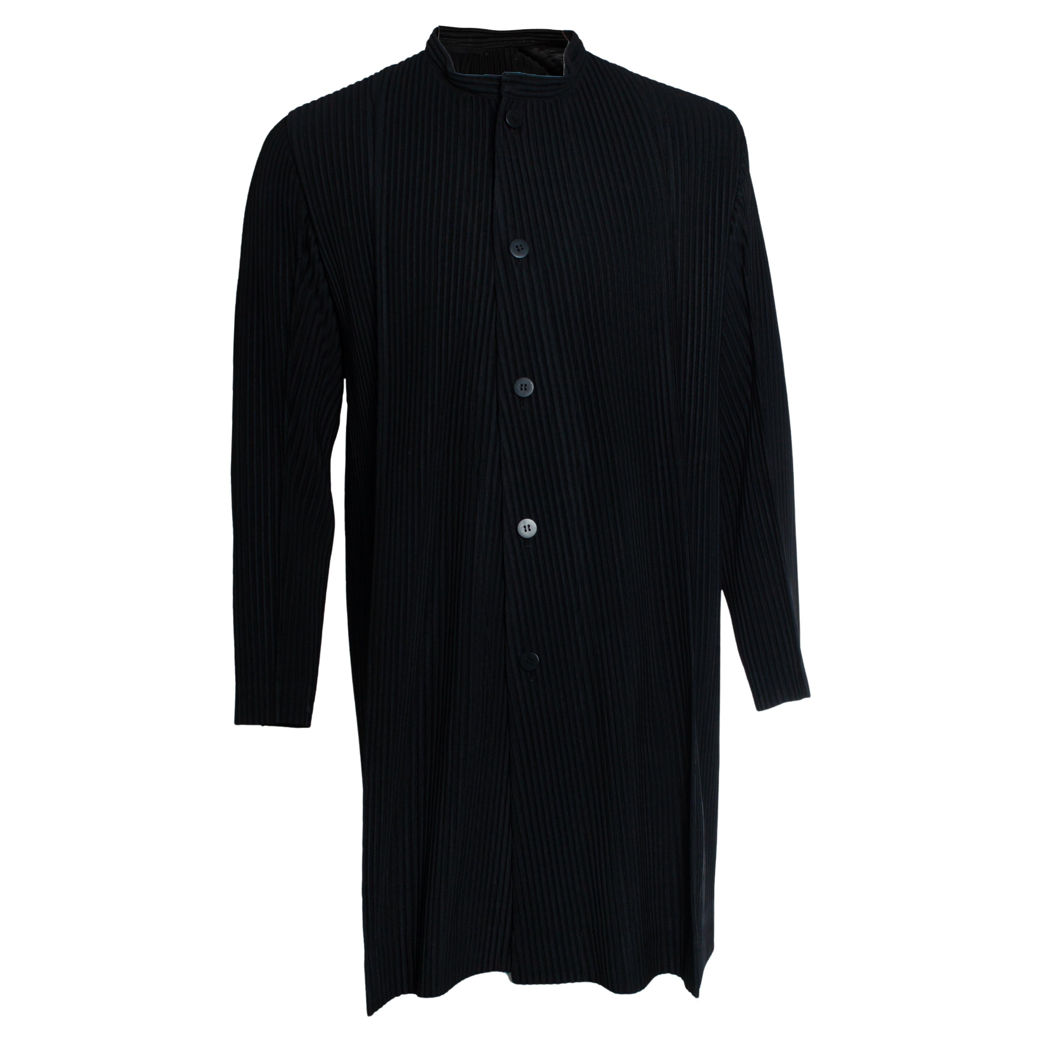 Issey Miyake, Plissierte Jacke in Schwarz im Angebot