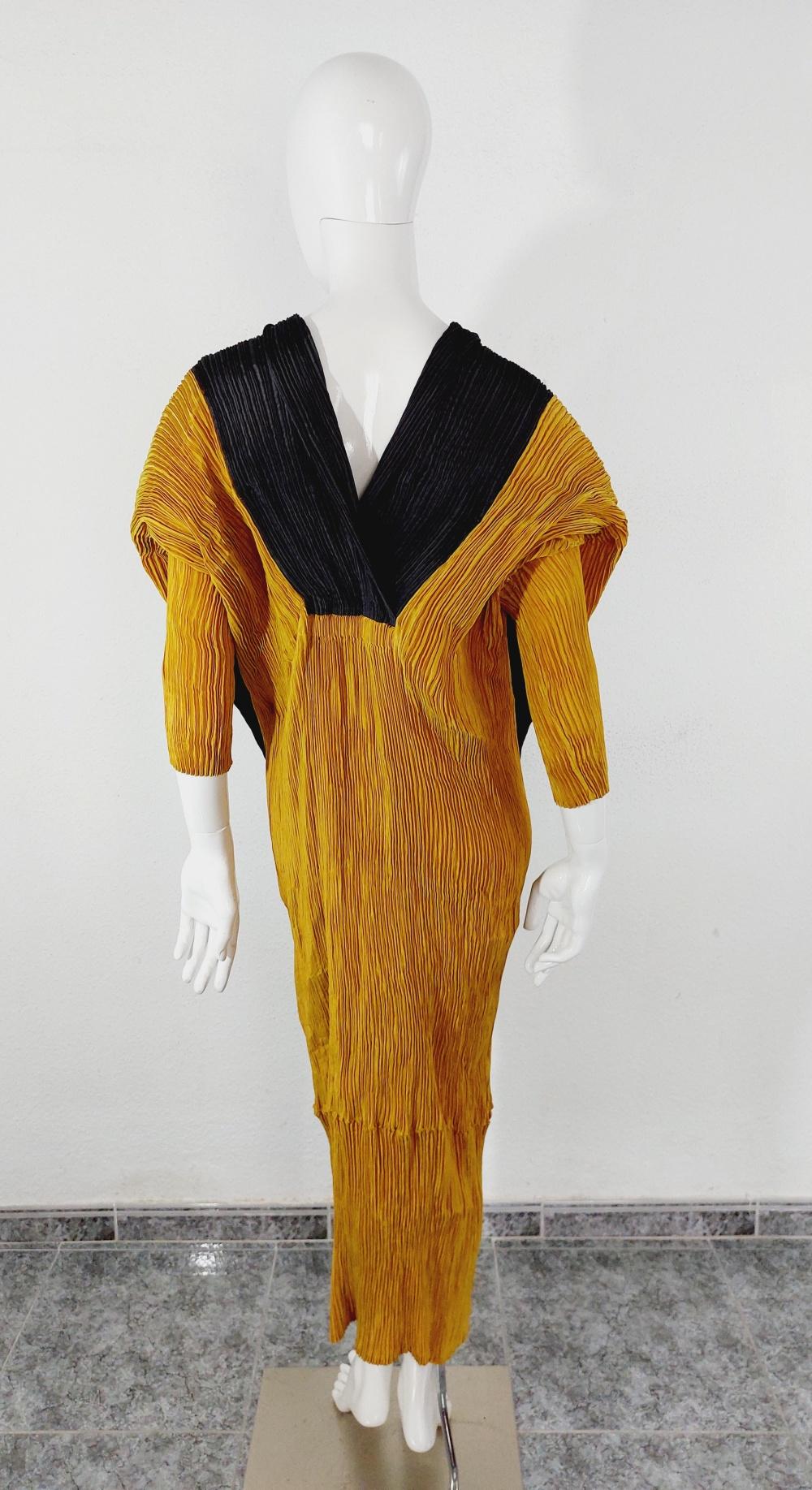 Issey Miyake Gown Couture Huge Collar Runway Dramatic Sculptural Wedding 80s 90s Yellow Brown Vintage Evening Pleats Please Pleated Maxi Dress

Wonderful gown dress by Issey Miyake!
Unique silhouette!
Huge collar!
You can variate the collar, the
