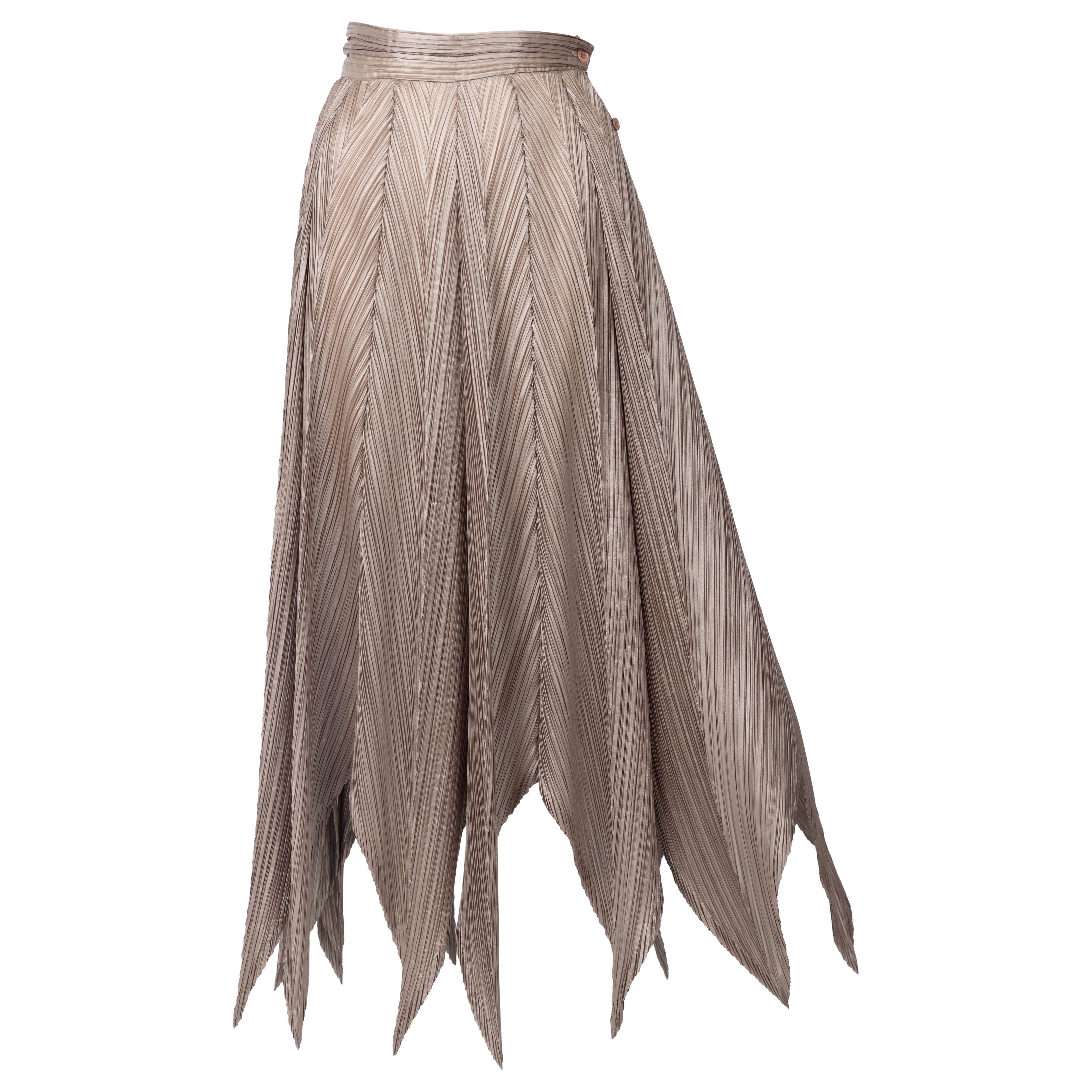 Issey Miyake - Jupe sculpturale plissée - Taupe Chevron Texture Asymmetrical Point