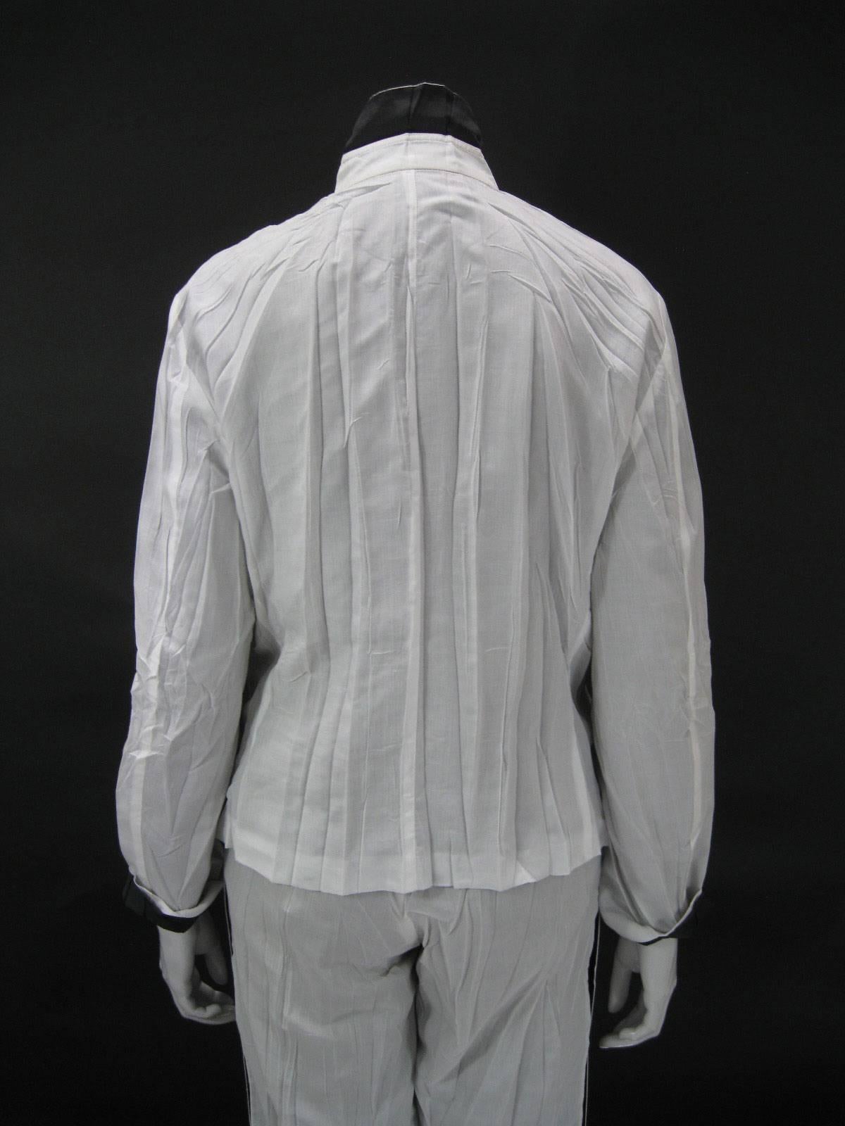 Traje plisado Issey Miyake de dos capas blanco con pantalón negro a contraste en venta 3