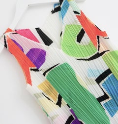 Vestido estampado de colores abstractos Pleats Please de Issey Miyake
