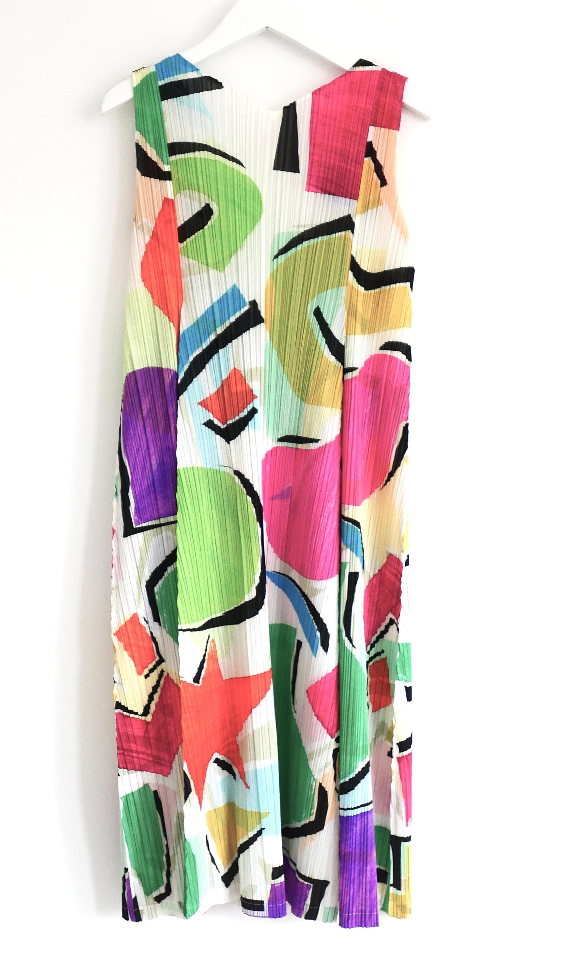 Issey Miyake Pleats Please Abstraktes Kleid mit Farbdruck im Zustand „Neu“ im Angebot in London, GB