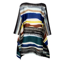 Abito plissettato scultoreo Issey Miyake "Pleats Please" con motivo astratto a righe multicolori