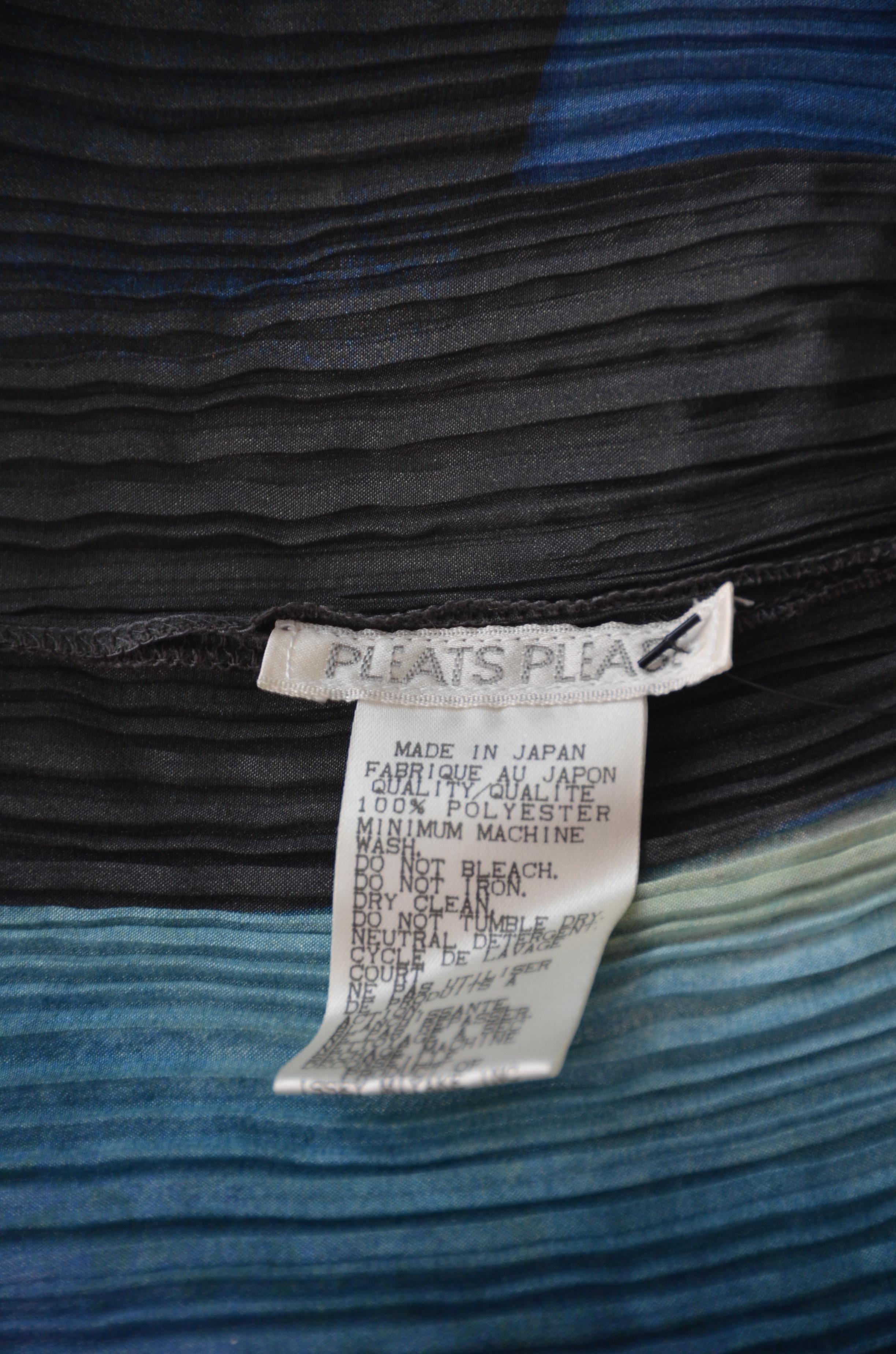 Issey Miyake PLEATS PLEASE  Apollo's Moon Landing Shawl Cover Mint  In Excellent Condition In New York, NY