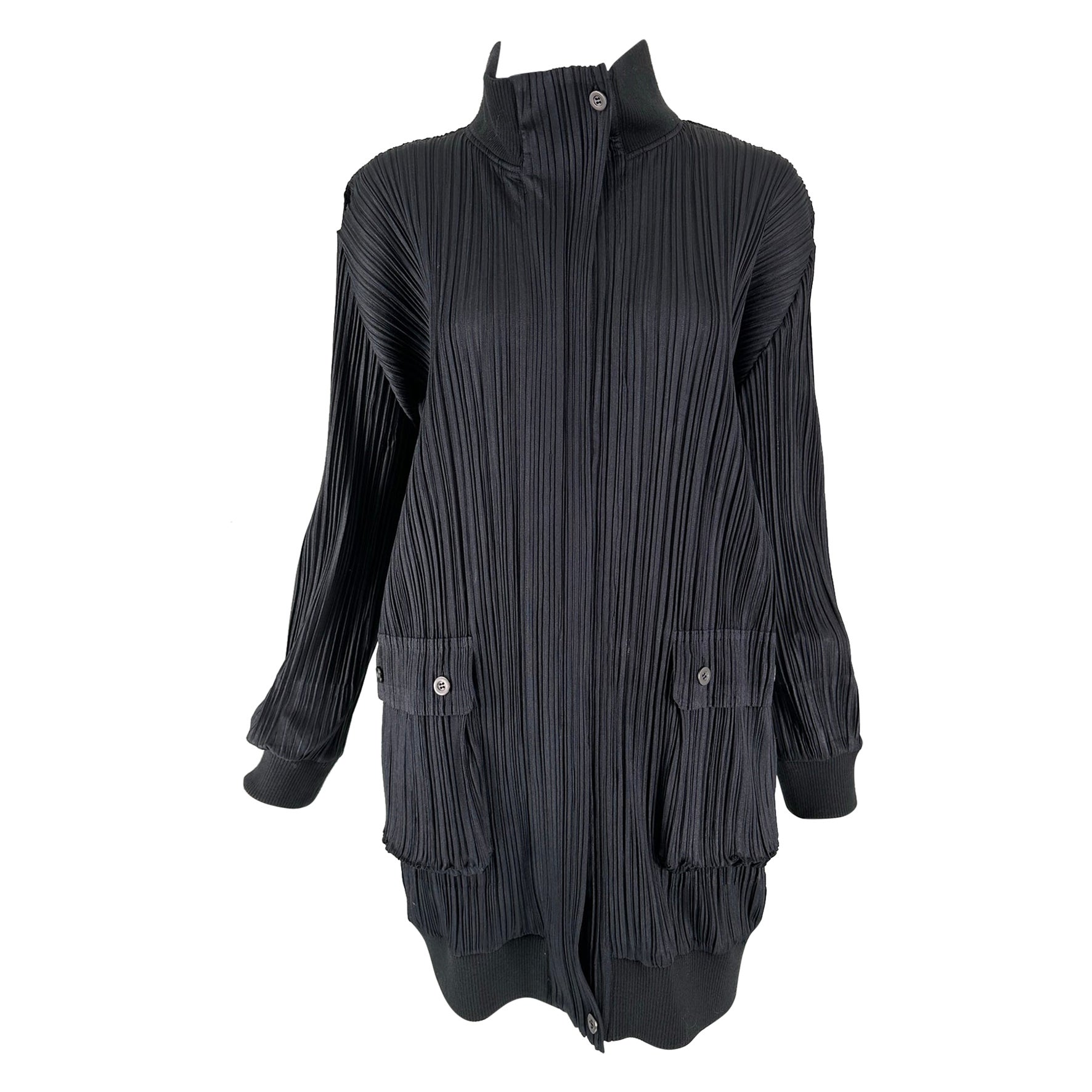 Issey Miyake Pleats Please Giacca lunga nera con collo a imbuto e zip nascosta sul davanti 3