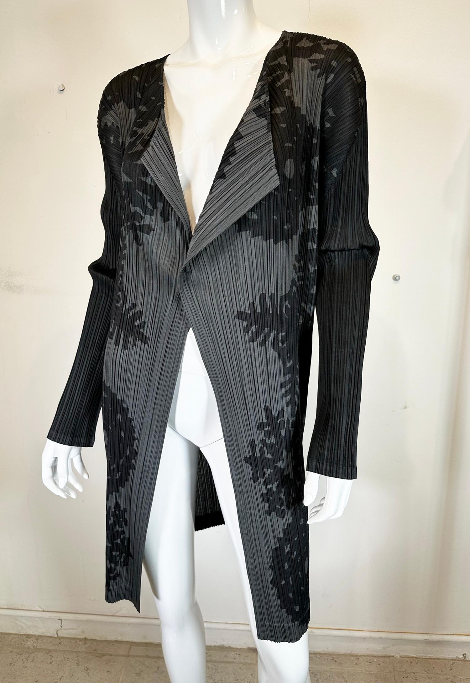 Issey Miyake Pleats Please Black & Grey Printed Open Front Lapel Collar Coat For Sale 6