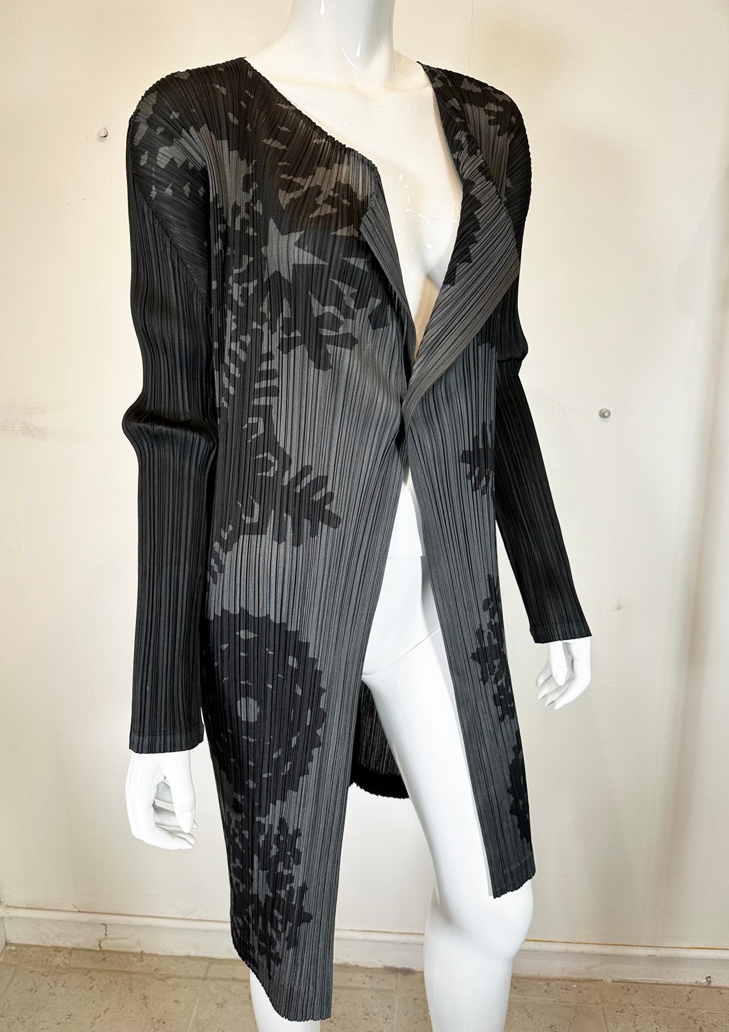 Issey Miyake Pleats Please Black & Grey Printed Open Front Lapel Collar Coat For Sale 7