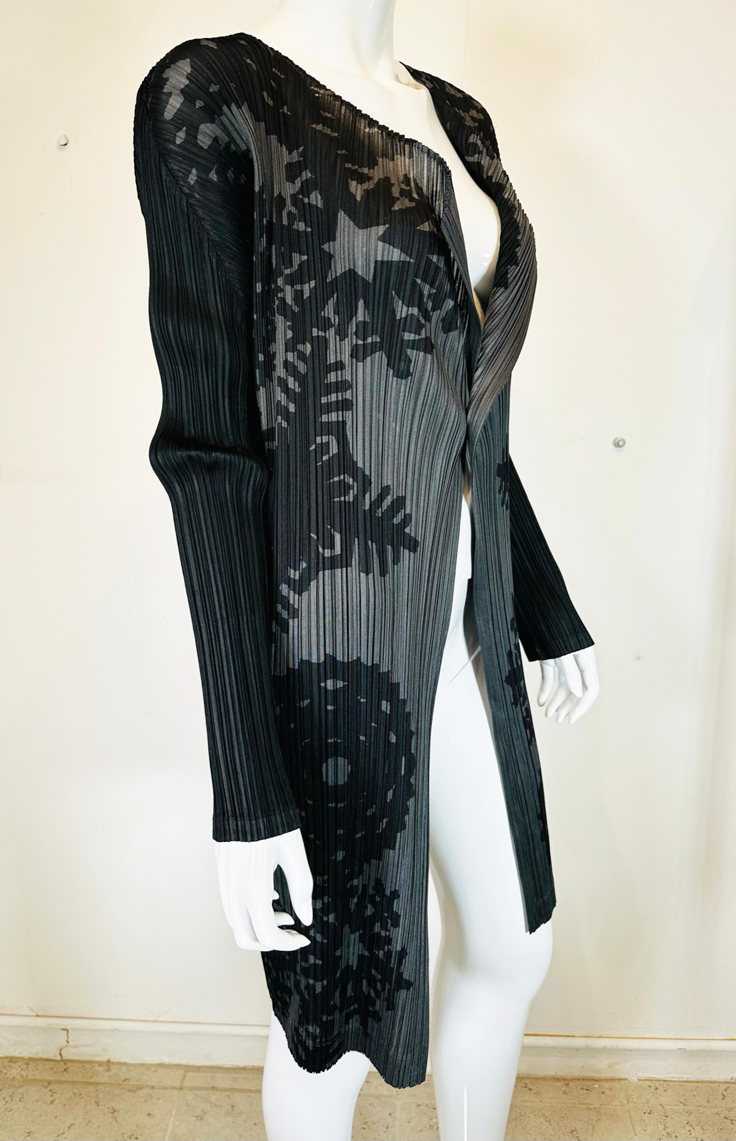 Issey Miyake Pleats Please black & grey printed design drop shoulder, long sleeve, open front coat with turn back collar/lapels. Great design, perfect layering piece. Fits like a size small/small medium
In excellent wearable condition.  All our