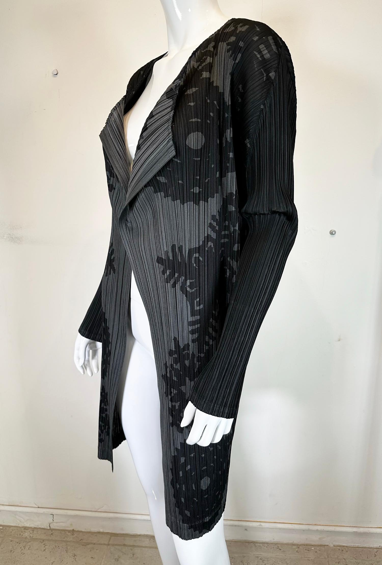 Issey Miyake Pleats Please Black & Grey Printed Open Front Lapel Collar Coat For Sale 5