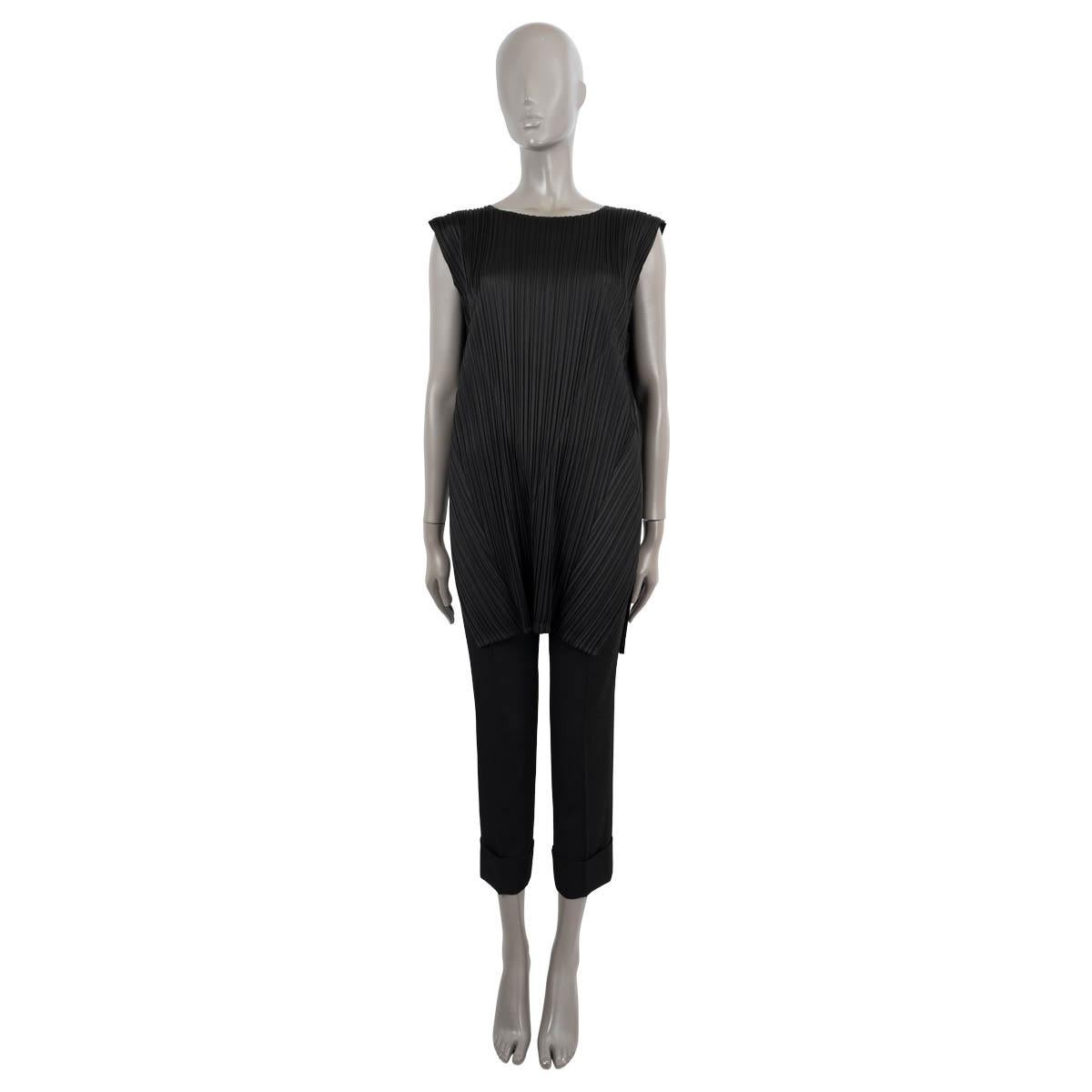 100% authentic Issey Miyake Pleats Please sleeveless shirt in black polyester (100%). Unlined with slits on the side. Has been worn and is in excellent condition. 

Measurements
Model	PP78-T714
Tag Size	4
Size	L
Shoulder Width	39cm