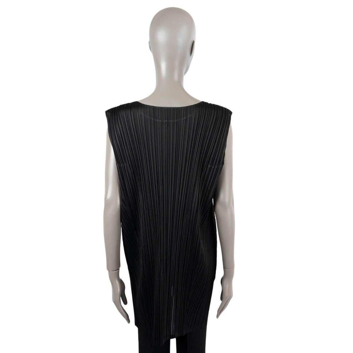 ISSEY MIYAKE PLEATS PLEASE black pleated Sleeveless Shirt 4 L In Excellent Condition For Sale In Zürich, CH