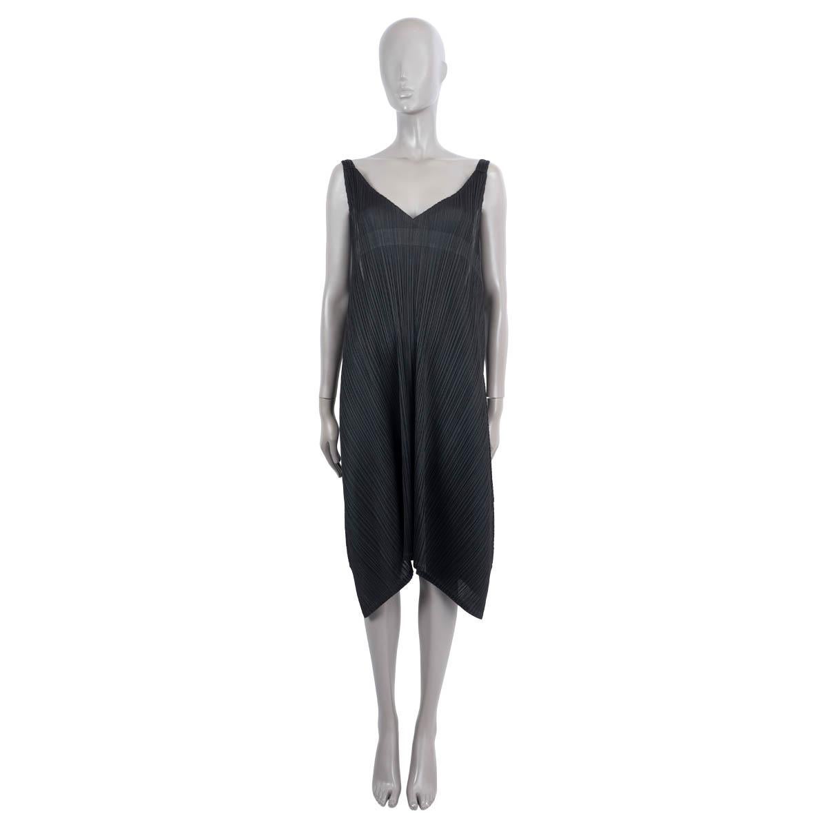 100% authentic Issey Miyake Pleats Please sleeveless A-Line dress in black polyester (100%). Shoulder-straps can be adjusted. Unlined and two short slits on the side. Has been worn and is in excellent condition. 

Measurements
Model	PP86-JH226
Tag