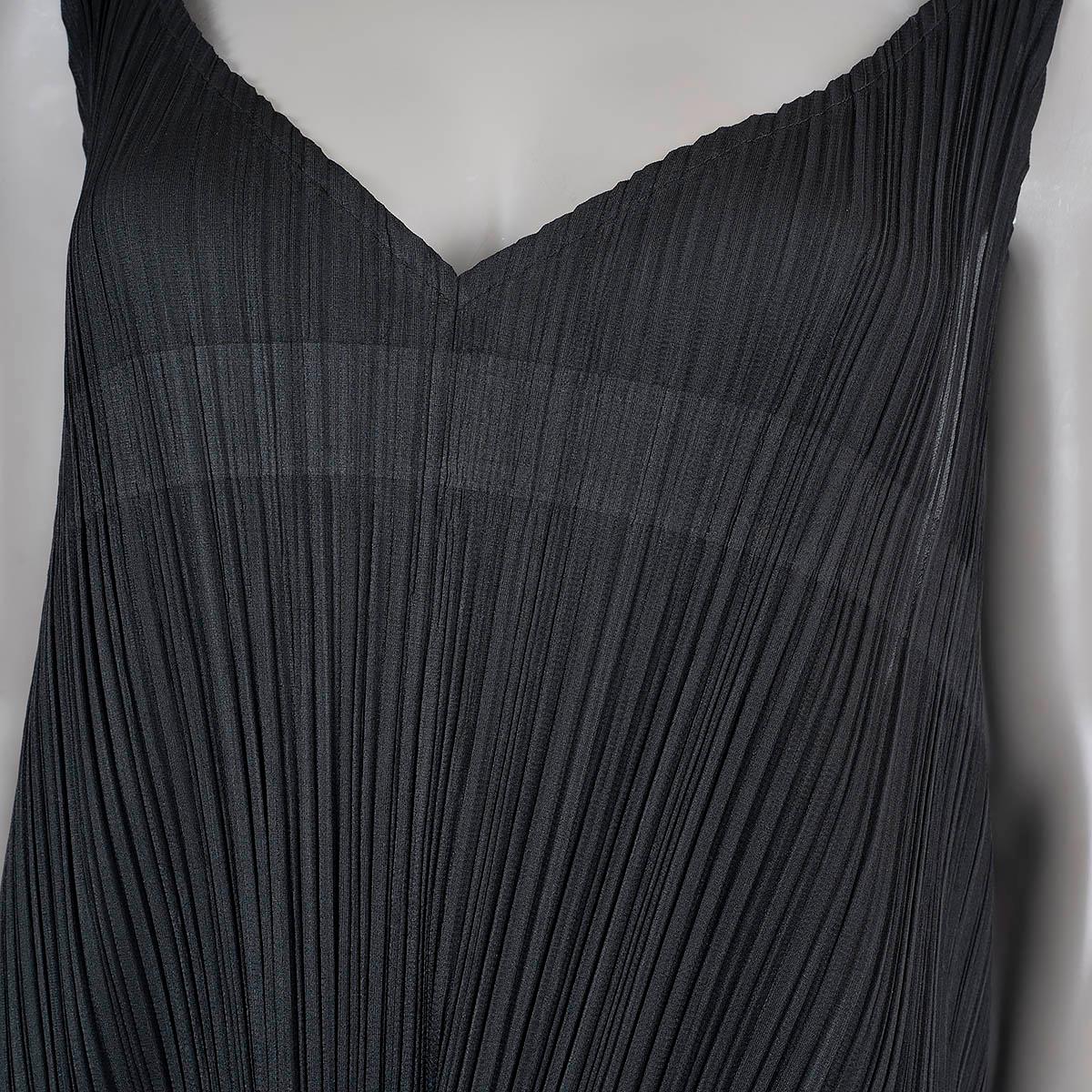 ISSEY MIYAKE PLEATS PLEASE black PLEATED SLEEVELESS TIE-BACK Dress 5 XL In Excellent Condition For Sale In Zürich, CH