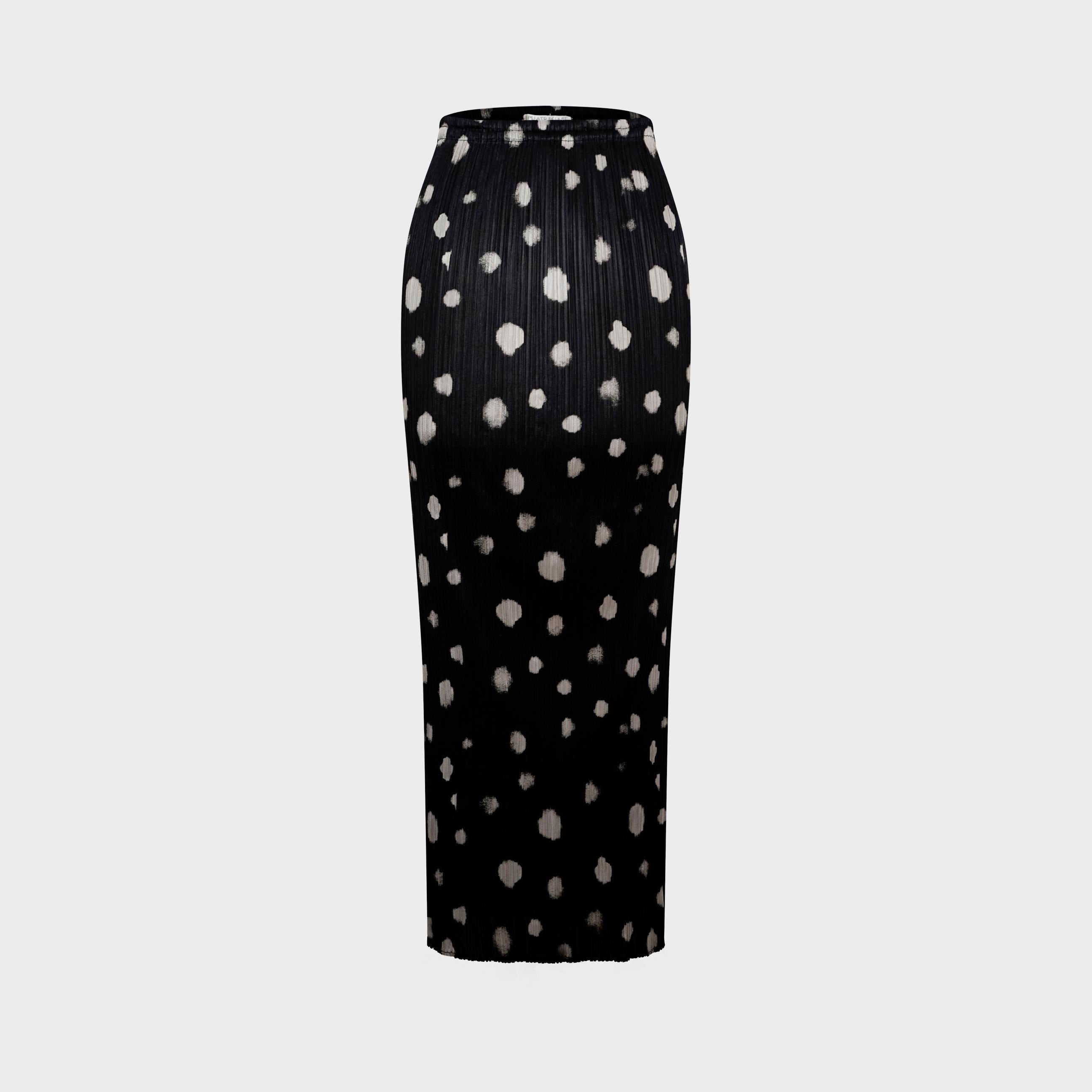 Issue de la ligne Pleats Please Automne/Hiver 1999 d'Issey Miyake, cette jupe plissée noire incarne la philosophie du créateur en matière de formes et de mouvements dynamiques. Confectionnée au Japon selon la technique de plissage par thermopression