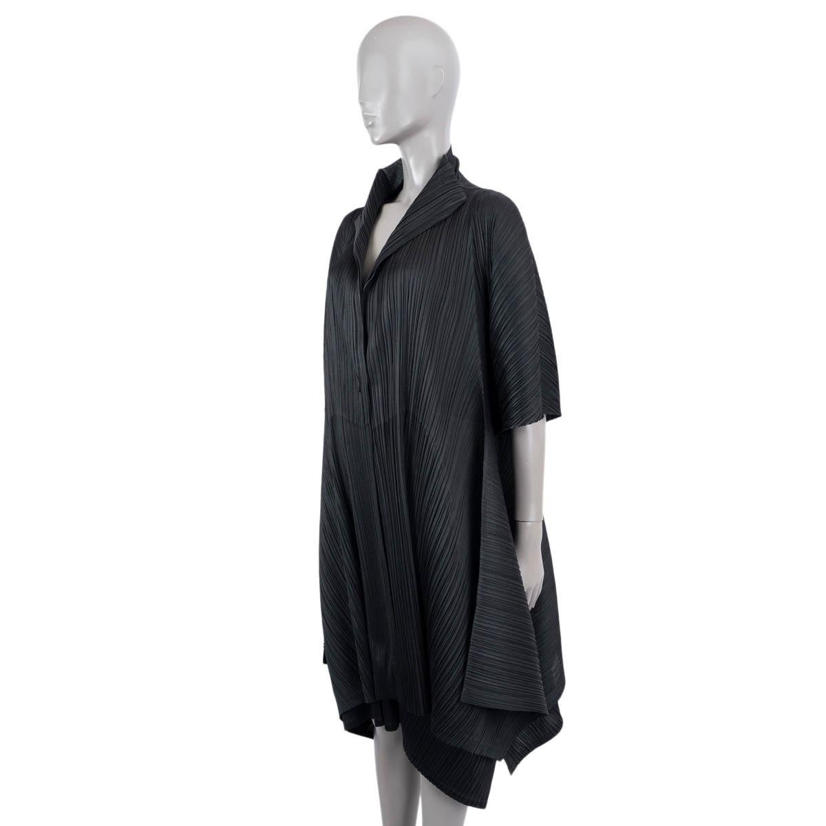 ISSEY MIYAKE PLEATS PLEASE black polyester SHORT SLEEVE Coat Jacket 3 M In Excellent Condition For Sale In Zürich, CH