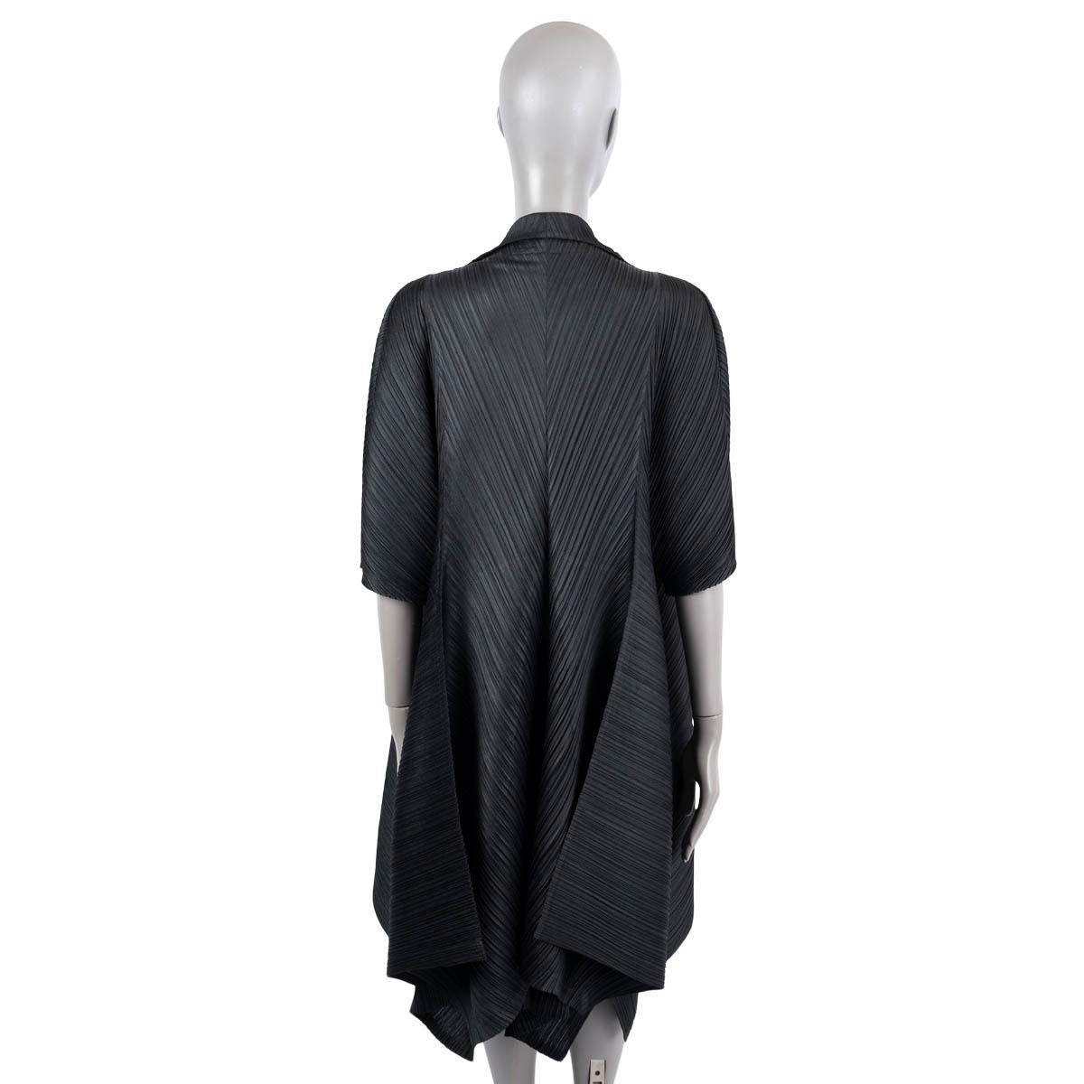 ISSEY MIYAKE PLEATS PLEASE Schwarzer Polyester SHORT SLEEVE Mantel 3 M im Angebot 1