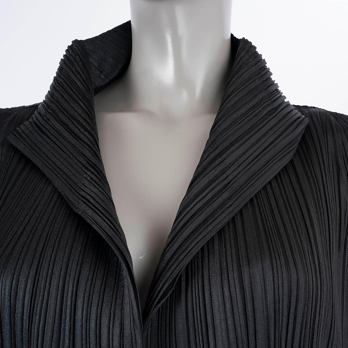 ISSEY MIYAKE PLEATS PLEASE black polyester SHORT SLEEVE Coat Jacket 3 M For Sale 1