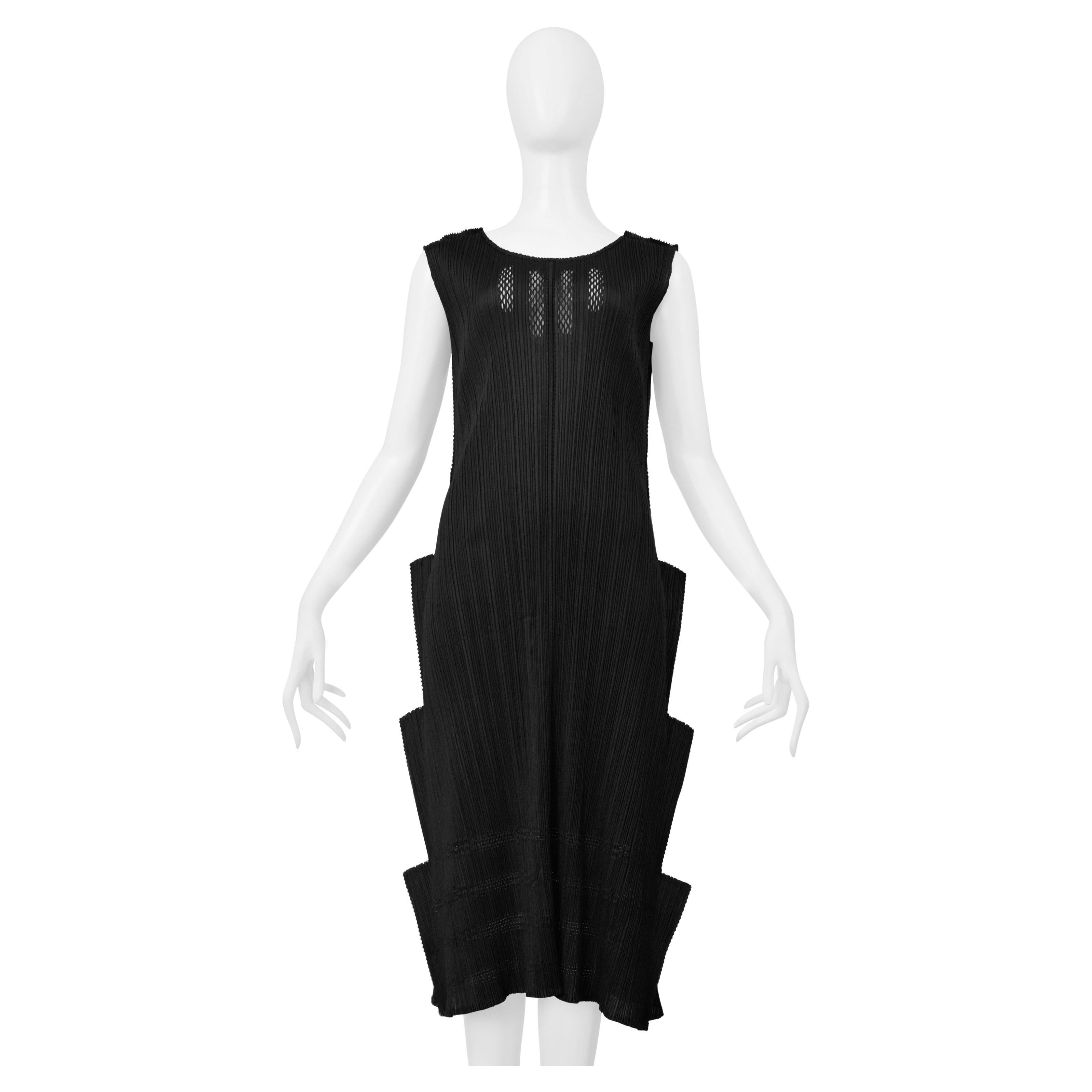 Issey Miyake Pleats Please Schwarzes "Staircase"-Faltenkleid mit Laserschnitt-Details