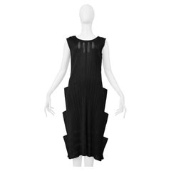 Issey Miyake Pleats Please Schwarzes "Staircase"-Faltenkleid mit Laserschnitt-Details