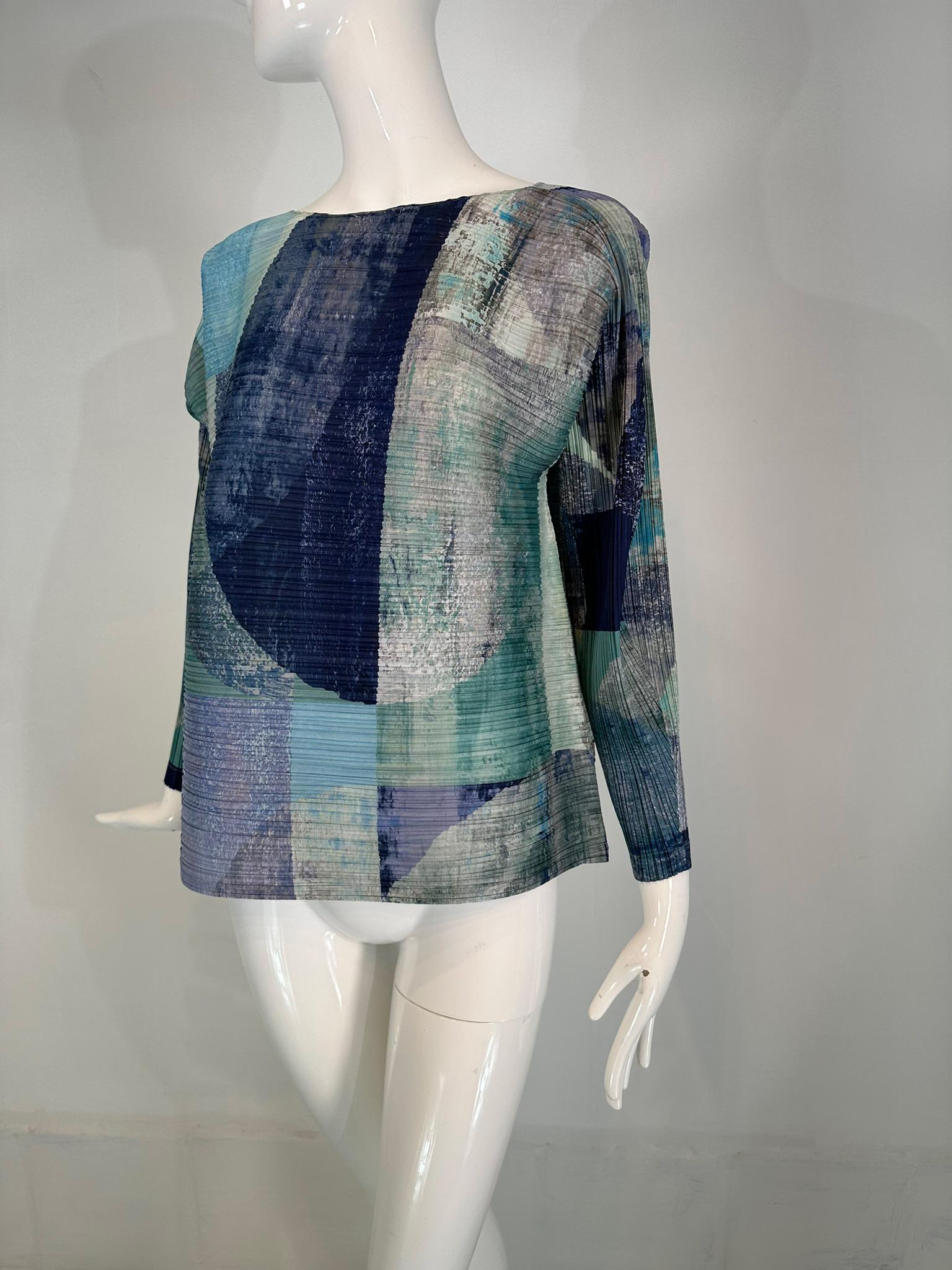 Camiseta de manga larga con estampado modernista Pleats Please azul gris de Issey Miyake marcada en la talla 5. 
En excelente estado de uso.  Toda nuestra ropa se limpia en seco y se inspecciona su estado para que esté lista para usar. Se tomará