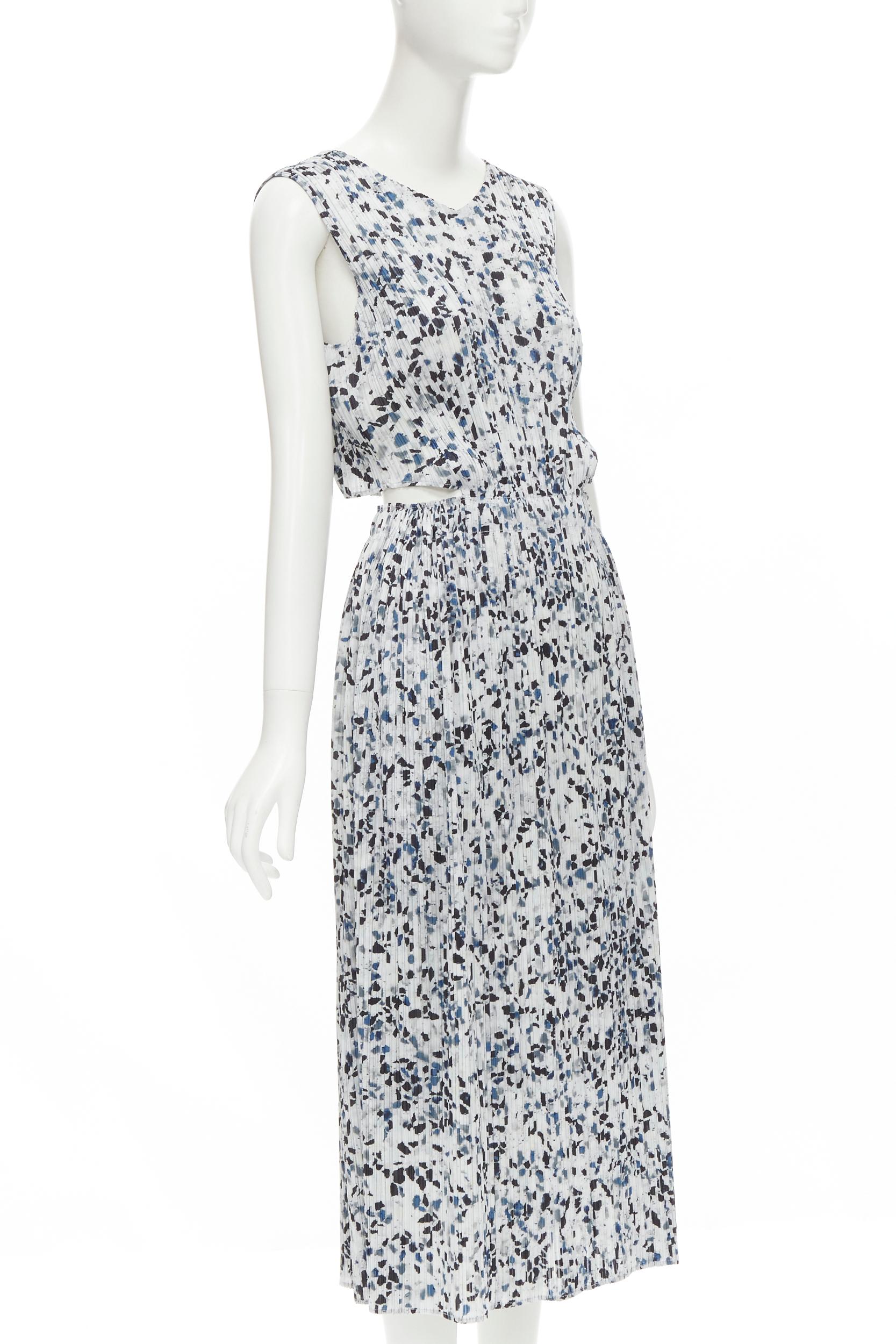 ISSEY MIYAKE PLEATS PLEASE blue grey speckle print backless plisse dress Sz.3 L 
Reference: TGAS/C00903 
Brand: Pleats Please 
Designer: Issey Miyake 
Material: Polyester 
Color: Grey 
Pattern: Abstract 
Extra Detail: V-Neck. Cut out at lower back.