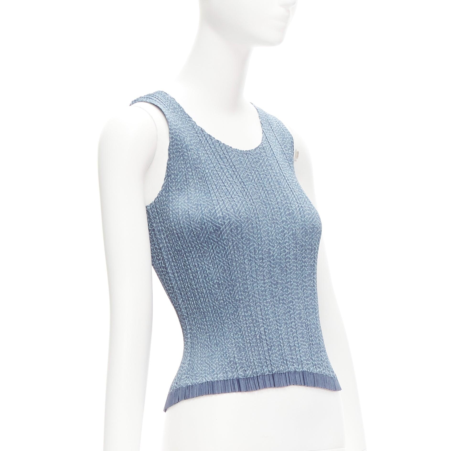 ISSEY MIYAKE PLEATS PLEASE blue maze print plisse scoop vest tank JP3 L
Reference: CNLE/A00257
Brand: Issey Miyake
Material: Polyester
Color: Blue
Pattern: Abstract
Closure: Slip On
Extra Details: Contrast hem.
Made in: Japan

CONDITION:
Condition: