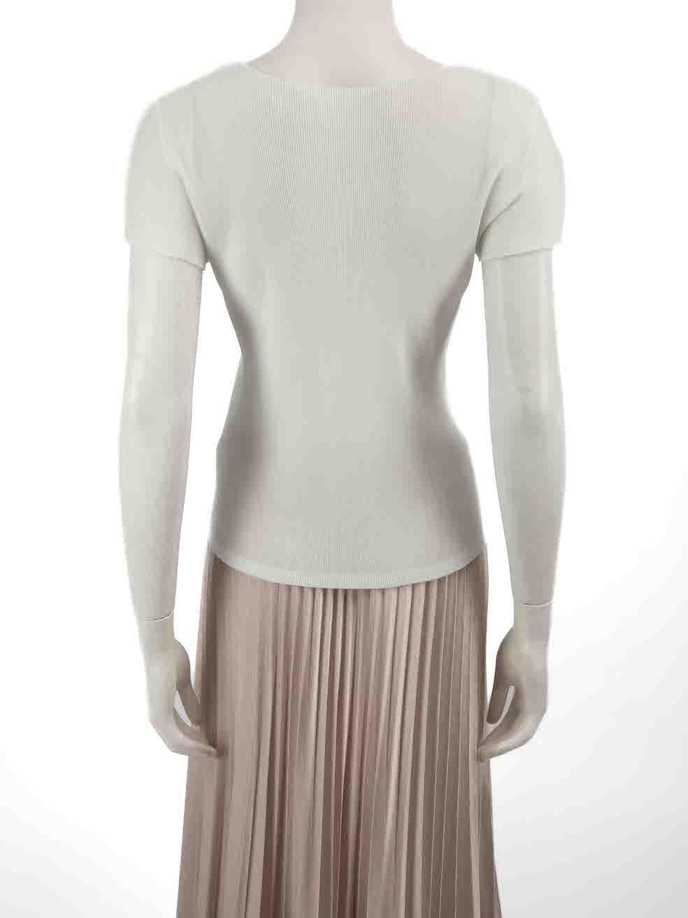 Issey Miyake Pleats Please by Issey Miyake White Round Neck Pleated Top Size M In Good Condition For Sale In London, GB