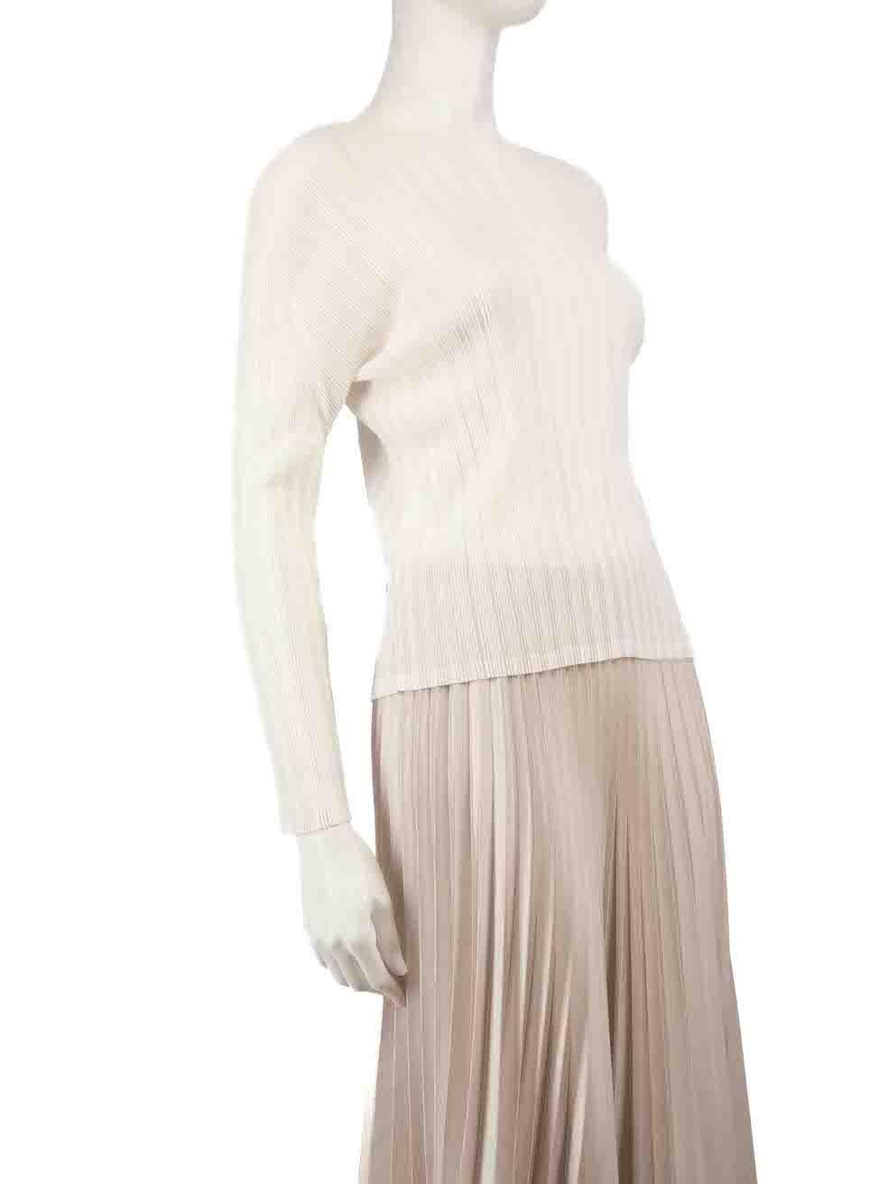 CONDITION is Never worn. No visible wear to top is evident on this new Pleats Please by Issey Miyake designer resale item. Please note that the composition label is written in Japanese.
 
 
 
 Details
 
 
 Cream
 
 Polyester
 
 Long sleeves top
 

