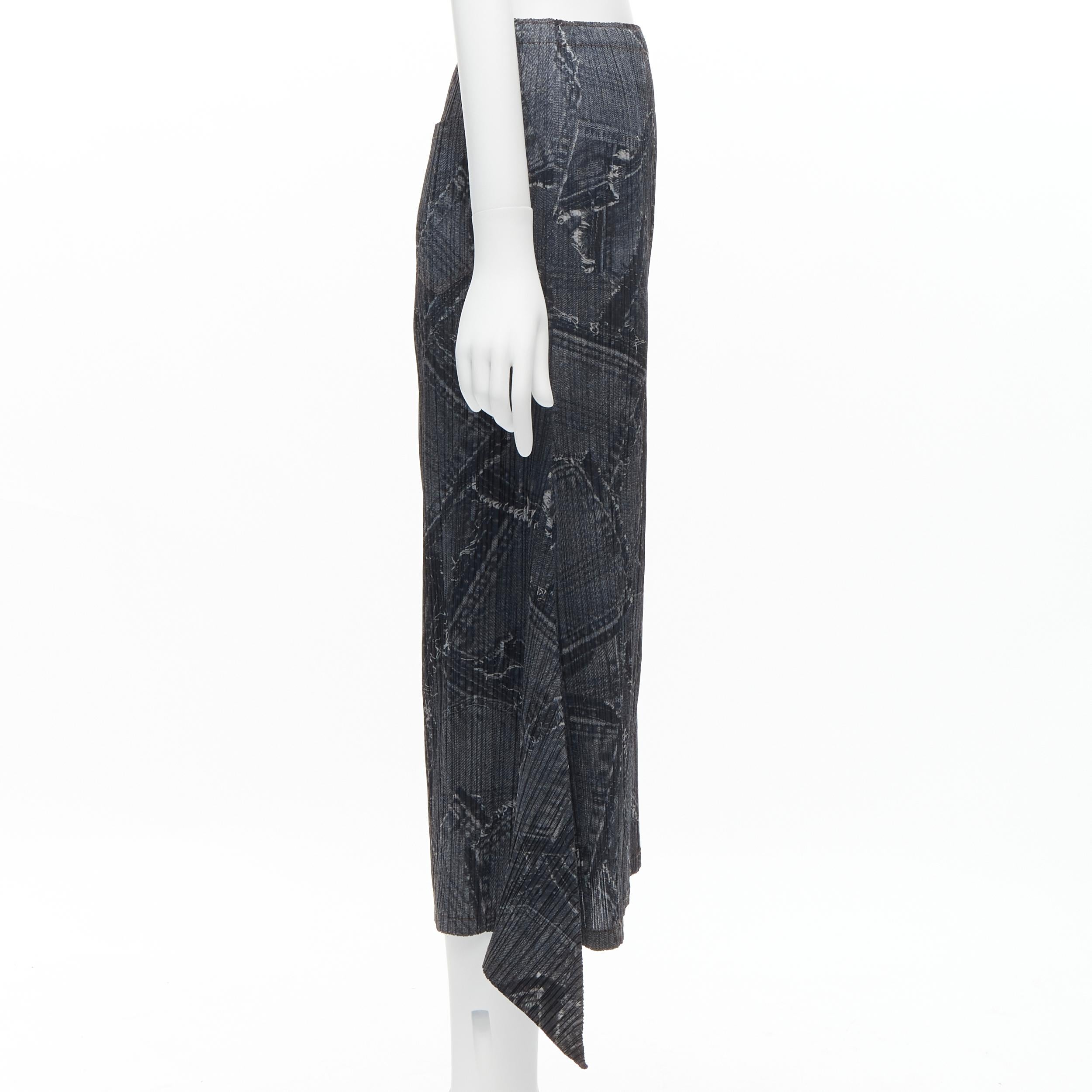 ISSEY MIYAKE PLEATS PLEASE dark blue denim patchwork print pleated skirt JP2 M In Excellent Condition For Sale In Hong Kong, NT