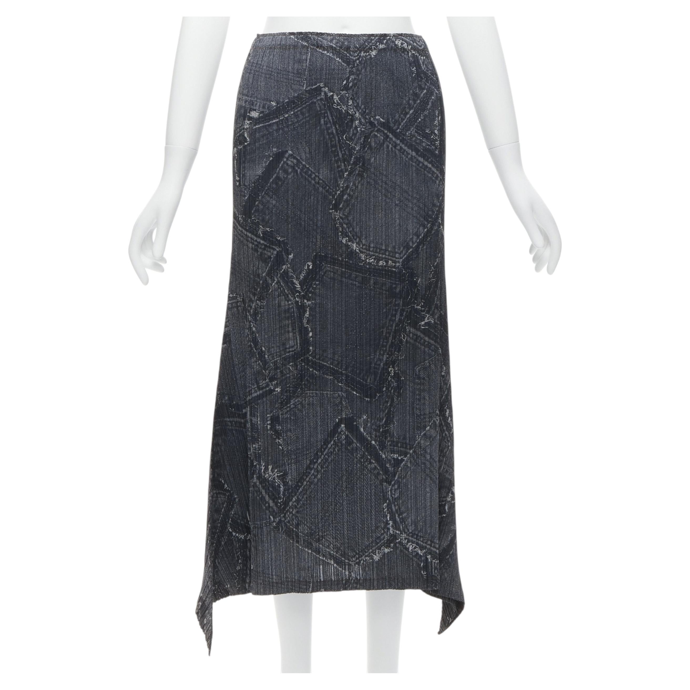 Issey MiYAake Pleats Please Gonna a pieghe in denim blu scuro con stampa patchwork JP2 M in vendita