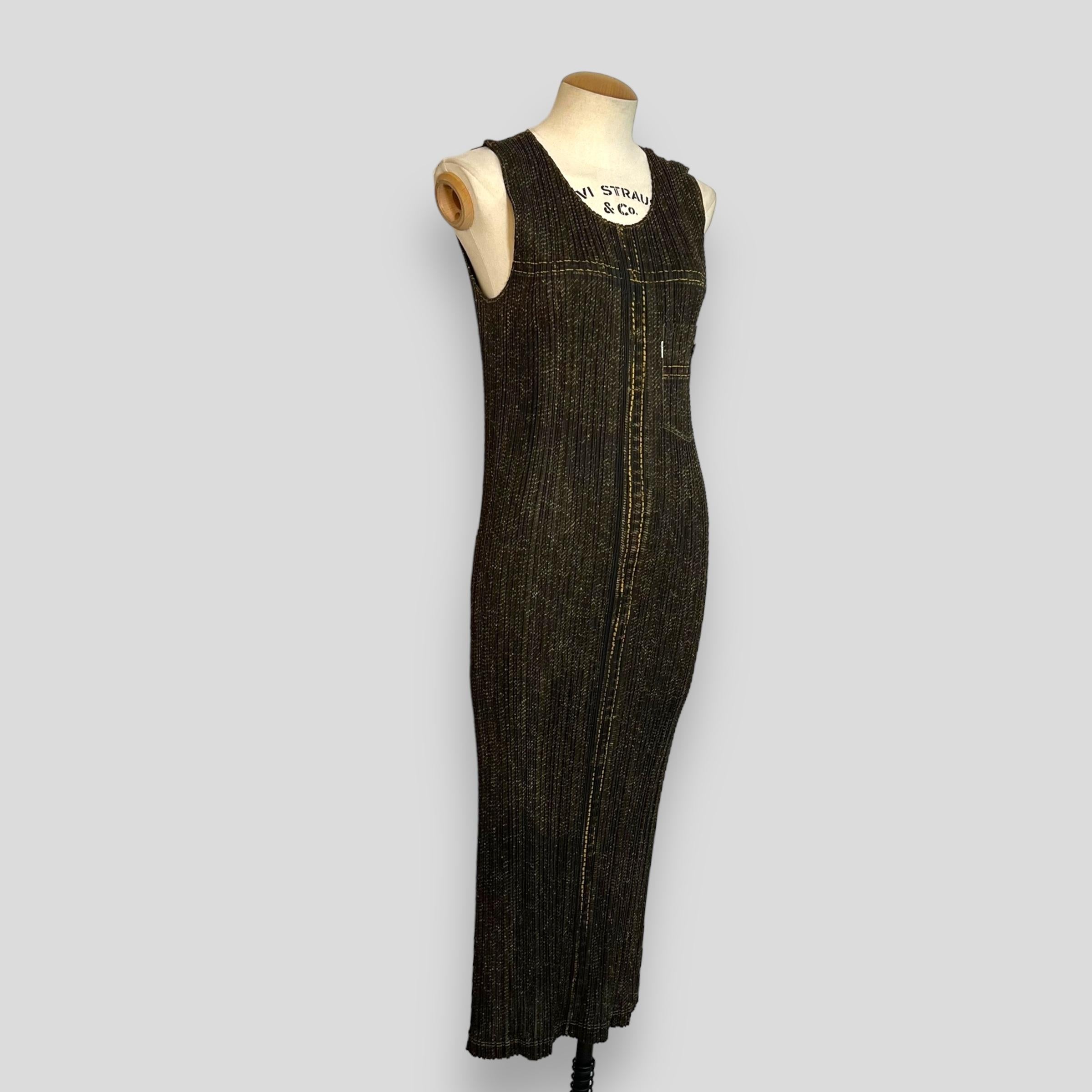 Issey Miyake Pleats Please Denim Transfer Pattern Long Dress (Poliestere, Blu Scuro Grigio)

La collezione Issey Miyake Pleats Please è rinomata per il suo approccio innovativo alla manipolazione dei tessuti e per il suo design senza tempo. Questo
