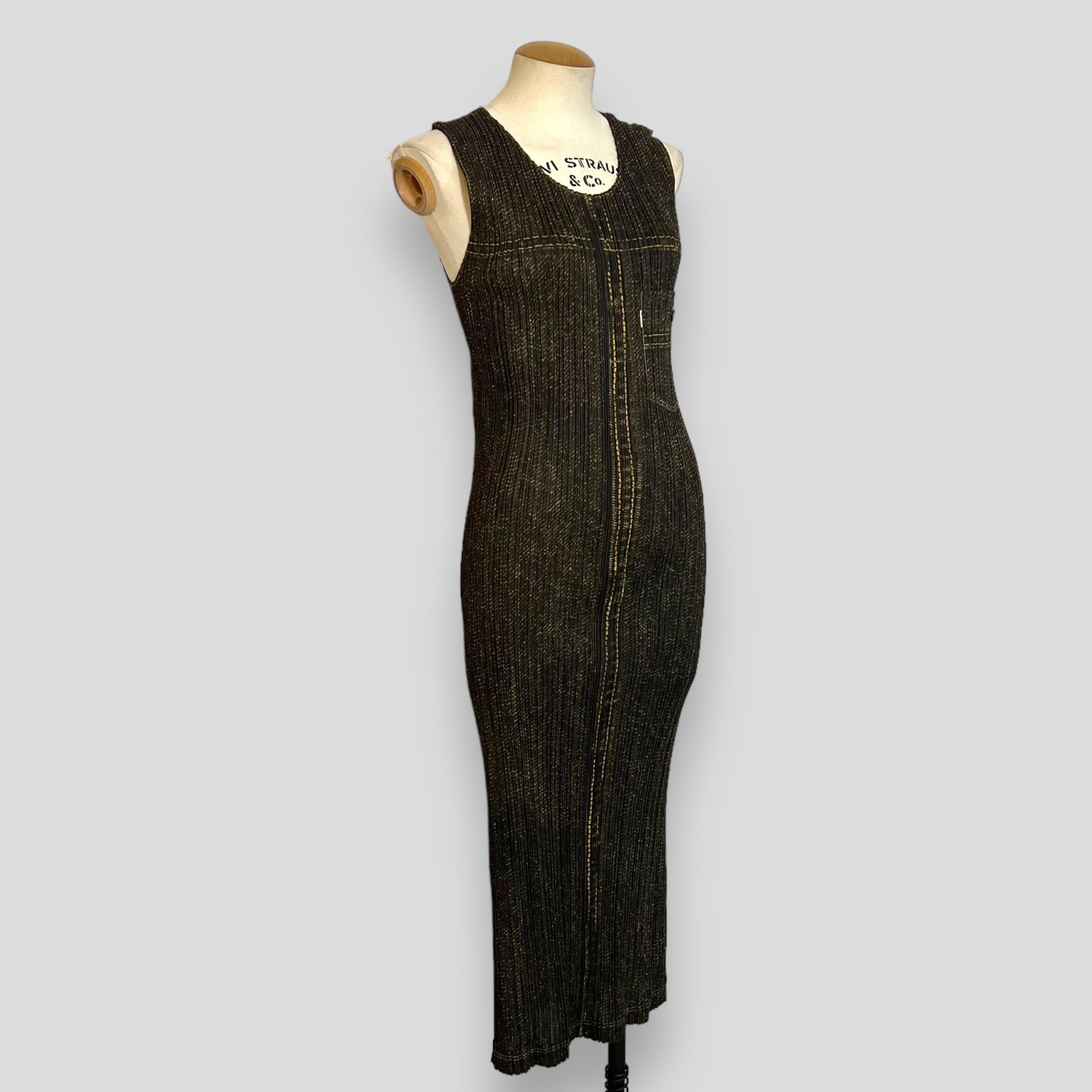 Nero Issey Miyake Pleats Please Denim  Abito lungo con motivo (poliestere, blu scuro, grigio) in vendita