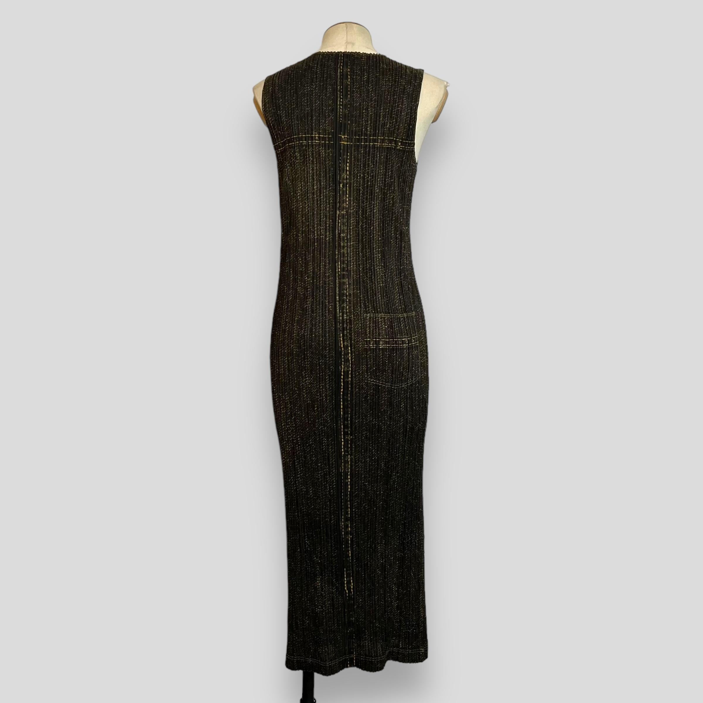 Issey Miyake Pleats Please Denim  Abito lungo con motivo (poliestere, blu scuro, grigio) in vendita 1