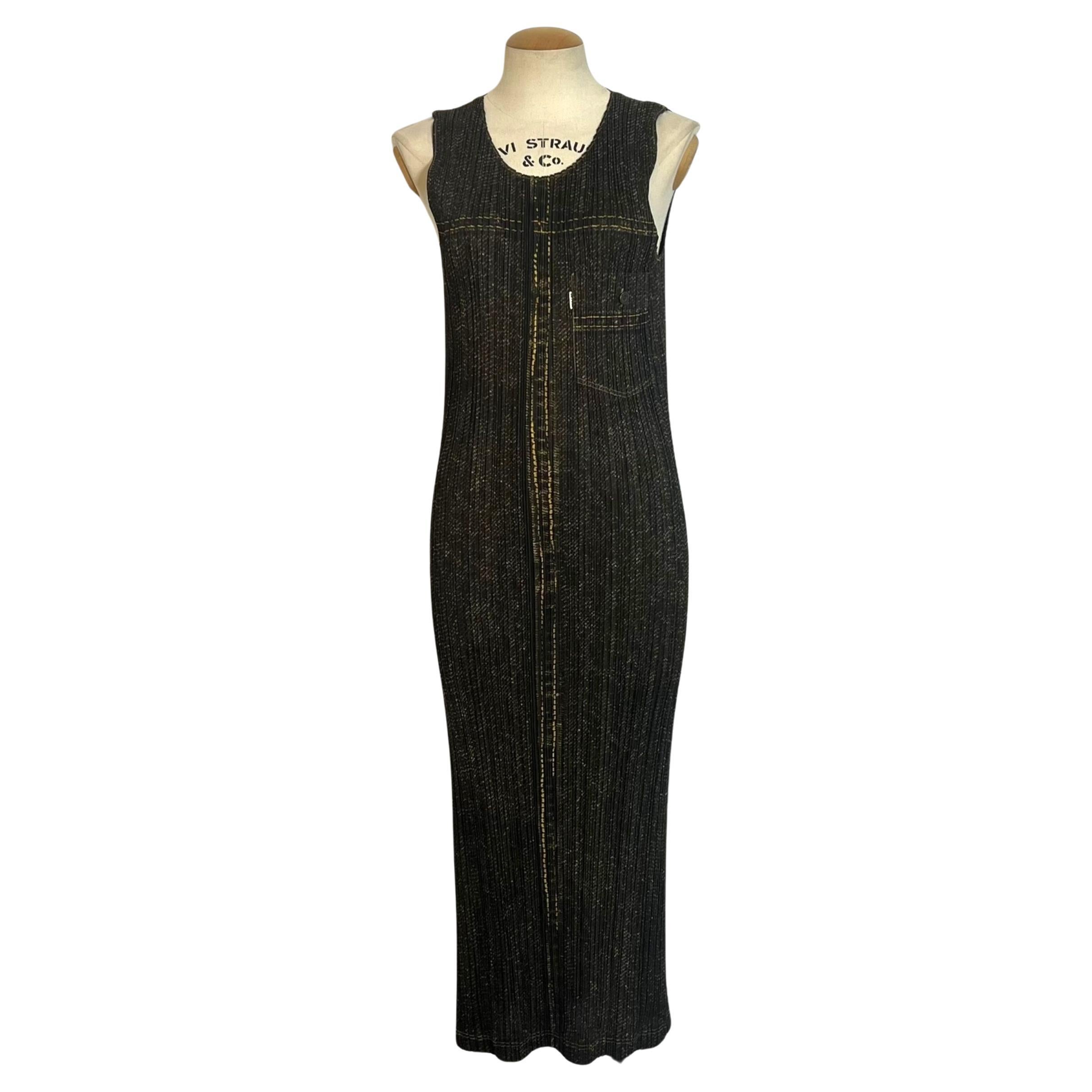 Issey Miyake Pleats Please Denim  Abito lungo con motivo (poliestere, blu scuro, grigio) in vendita