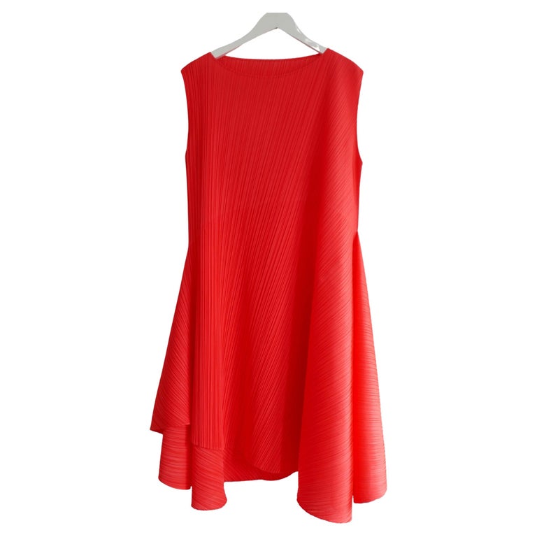 open lace back dress MONTHLY COLORS : NOVEMBER Cap-sleeved Dress Red – The official ISSEY MIYAKE  ONLINE STORE main image 0