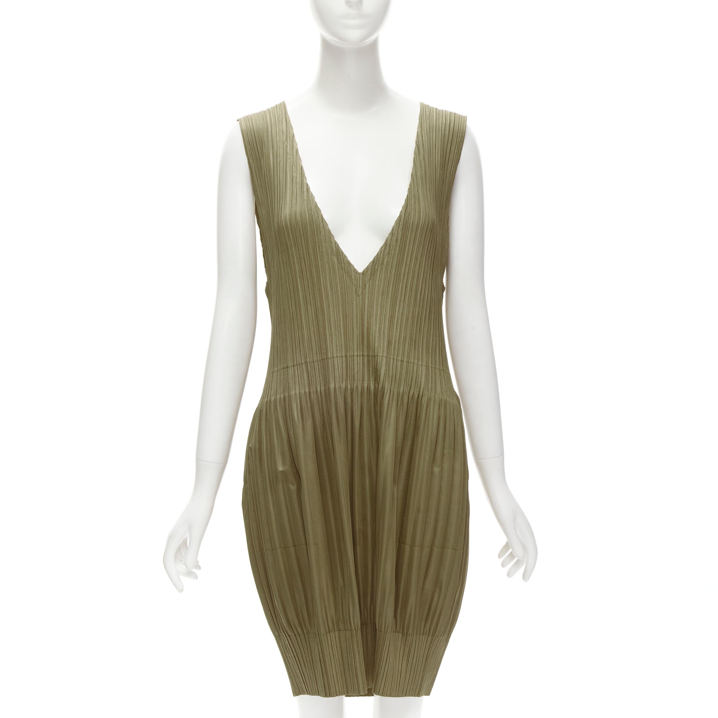 ISSEY MIYAKE PLEATS PLEASE gold V neck bubble skirt pleated plisse dress JP4 XL
Brand: Pleats Please Issey Miyake
Material: Polyester
Color: Gold
Pattern: Solid
Extra Detail: Can be worn back to front for different neckline. Dual side pockets.
Made