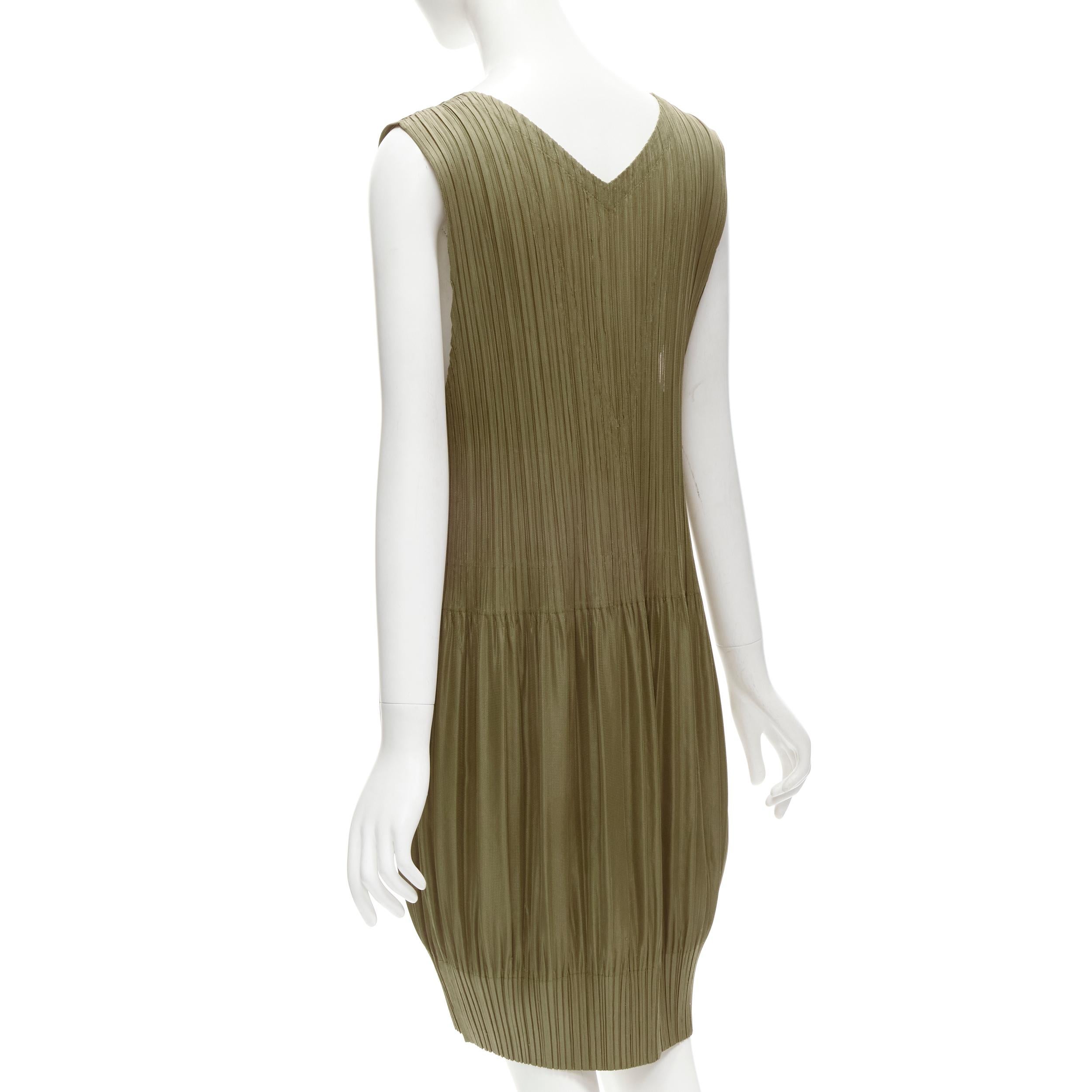 ISSEY MIYAKE PLEATS PLEASE gold V neck bubble skirt pleated plisse dress JP4 XL In Excellent Condition For Sale In Hong Kong, NT